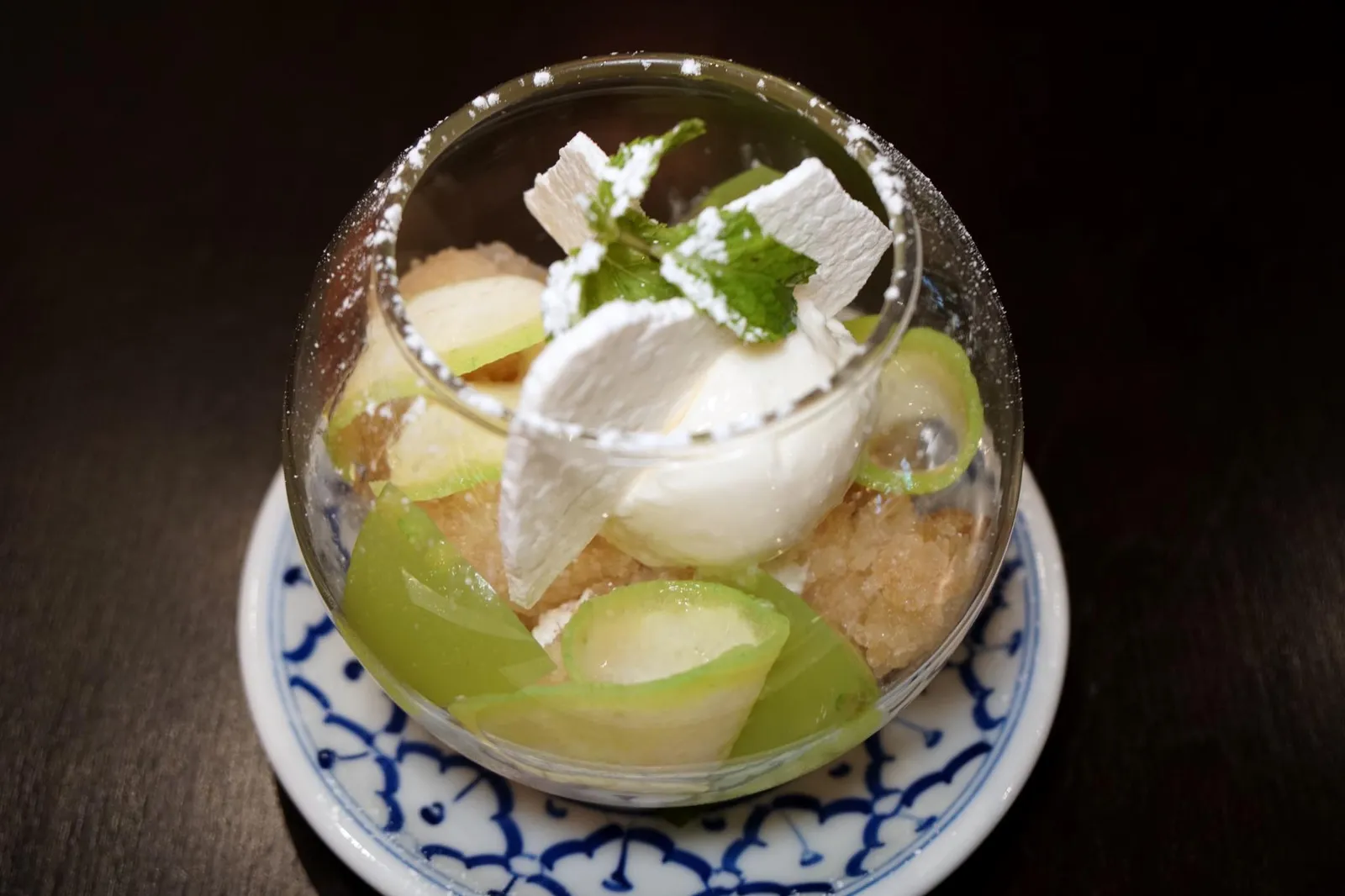 ฝรั่งแช่บ๊วย (190++) Pickled Guava Agar, Plum Granita, Yogurt Sorbet and Crunchy Meringue ปิดท้ายด้วยฝรั่งเเช่บ๊วย เมนูขนมพื้นบ้านที่ทางร้านนำมาปรับสูตรจนไม่เหลือเค้าหน้าตาเดิม ด้านล่างคือกรานิต้าน้ำบ๊วยรสชาติออกเค็มนิดๆ สีเขียวชิ้นโตข้างกันคือวุ้นฝรั่งดองเพิ่มกลิ่นหอมเฉพาะตัว ทานกับซอร์เบท์โยเกิร์ตรสเปรี้ยวเเละแผ่นเมอแรงก์ จานนี้หากมองเเยกกันตอนเเรกอาจดูไม่ออกว่าเป็นเมนูฝรั่งเเช่บ๊วยเเต่เมื่อทานทุกองค์ประกอบพร้อมกันก็จจะรู้ได้ทันที ทั้งสร้างสรรค์และอร่อย สุดยอดมากๆ (14/20)