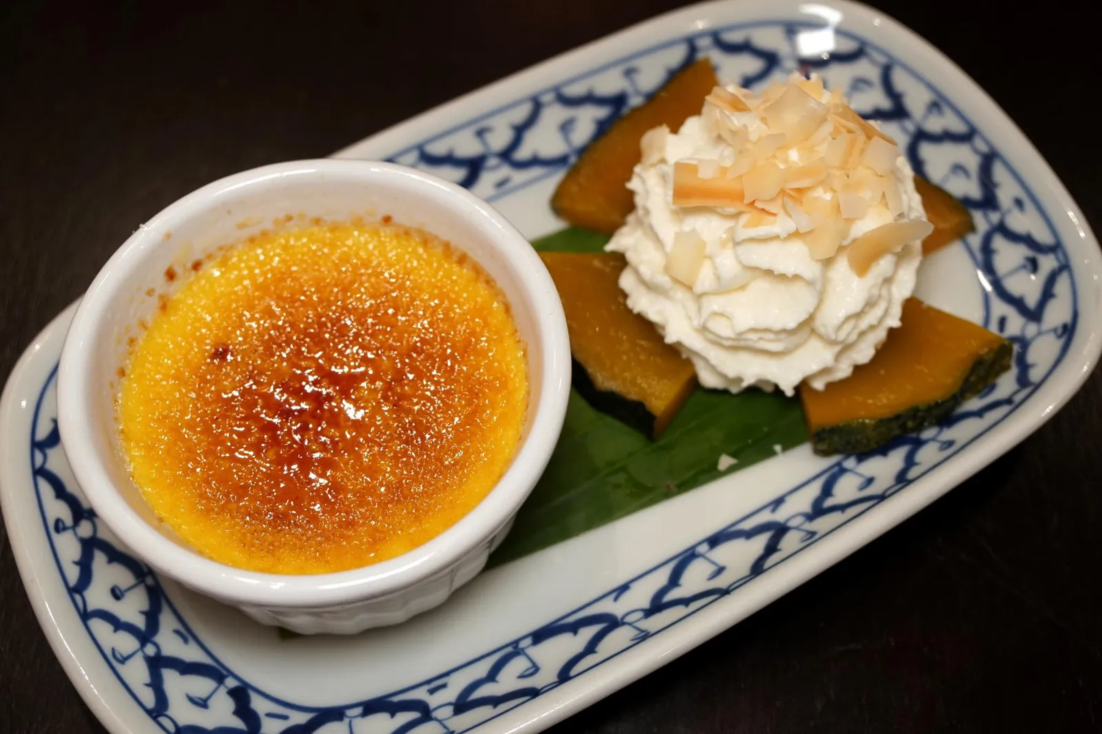 ฟักทองสังขยา (190++) Pumpkin and Coconut Crème Brûlée, Coconut Whipped Cream and Caramel Pumpkin เเต่เมนูที่ทำให้เราประทับใจจนต้องร้องว้าวออกมาดังๆคือฟักทองที่เชฟนำไปทำเป็นเครมบรูเล่เนื้อเนียน ละเอียด เเต่เปลี่ยนจากรสหวานของวานิลลาเป็นรสหวานของฟักทองเเทน ขอบอกว่าไม่มีกลิ่นของฟักทองปนมาเเม้เเต่น้อยฉะนั้นคนที่ไม่ชอบฟักทองก็สามารถทานได้ ฝั่งขวาคือฟักทองเชื่อม ทอปด้านบนด้วยโฟมกะทิหอมมันเเละมะพร้าวคั่วตัดเนื้อสัมผัสกับตัวฟักทอง อร่อยขนาดเทียบได้กับร้านติดดาวมิชลินได้อย่างสบายๆในราคาเพียง 190 บาทขอย้ำอีกทีว่าห้ามพลาด (15/20)