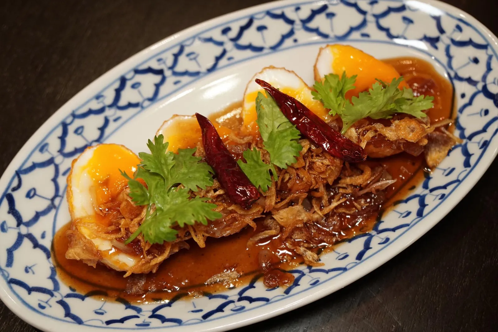 ไข่ลูกเขย (120++) Fried Soft Boiled Duck Eggs with Tamarind Sauce สุดท้ายคือเมนูโบราณที่สืบทอดกันมาตั้งเเต่สมัยกรุงธนบุรีอย่างไข่ลูกเขย ทางร้านทำออกมาตามสูตรคลาสสิคโดยการใช้ไข่เป็ดสองลูกหั่นครึ่งออกมาขนาดเท่ากัน ผิวด้านนอกมีความกรอบในขณะที่ด้านในนุ่ม มีรสชาติเปรี้ยวหวานกลมกล่อมจากน้ำมะขาม ด้านบนโรยด้วยพริกแห้งเเละหอมเจียวช่วยเพิ่มกลิ่นหอม ได้ดี (12/20)