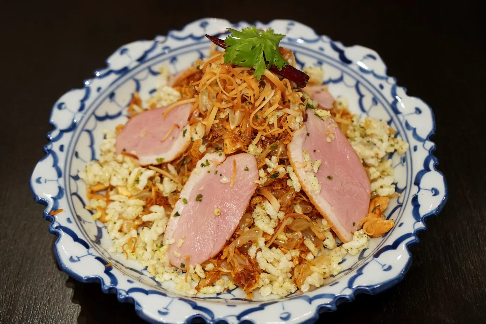 ยำส้มโอ (250++) Pomelo and Smoked Duck Salad with Toasted Coconut ยำส้มโอของทางร้านมีส่วนผสมมากกว่าสูตรทั่วไป ทางร้านนำส้มโอขาวทองดีรสหวานไปคลุกกับน้ำพริกเผาสูตรเฉพาะทางร้าน จากนั้นใส่ข้าวพอง มะพร้าว พริกแห้ง และเมล็ดมะม่วงหิมพานต์ ทำให้มีเนื้อสัมผัสที่หลากหลาย เพิ่มเติมด้วยการใส่อกเป็ด Sous vide เข้ามาด้วย เเต่จากการเลือกใช้เป็ดไทยทำให้มีกลิ่นเฉพาะของเนื้อเป็ดอยู่บ้างเเละรบกวนรสหวานของส้มโออยู่พอสมควร (12/20)