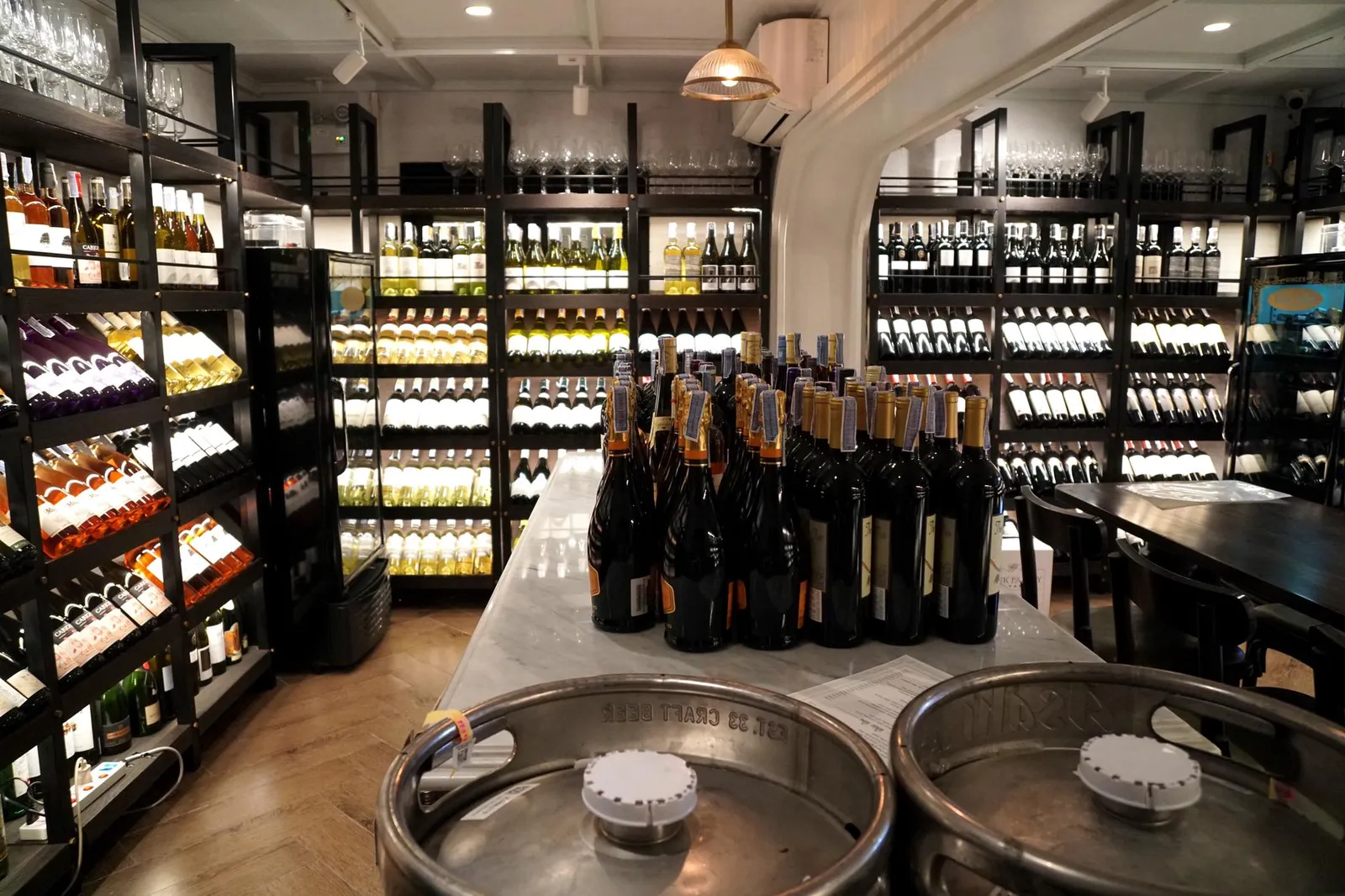 เพื่อนๆคอไวน์แนะนำให้เดินทะลุไปด้านหลังเพื่อชม Wine Cellar ขนาดใหญ่ที่มีไวน์คอลเลคชั่นพิเศษให้เลือกดื่มกันอีกด้วย