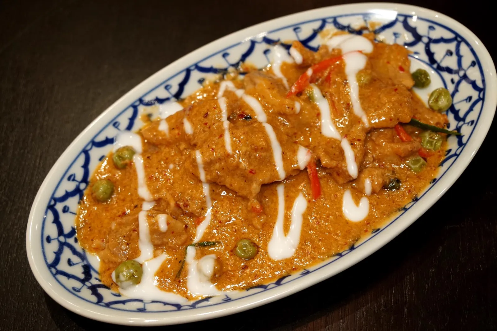 พะแนงหมู (220++) Pork Panang Curry with Peanut มาทานที่ร้านพลูจะพลาดจานนี้ไม่ได้ แกงพะเเนงหมู เครื่องเเกงเนียนละเอียด รสนุ่ม หวานนิดๆ ครีมมี่ หอมกลิ่นถั่ว ส่วนของโปรตีนหลักเเม้จะเป็นเนื้อหมูเกรดทั่วไปเเต่ทานเเล้วเนื้อนุ่ม อร่อย เข้ากับตัวเเกงได้ดี (14/20)