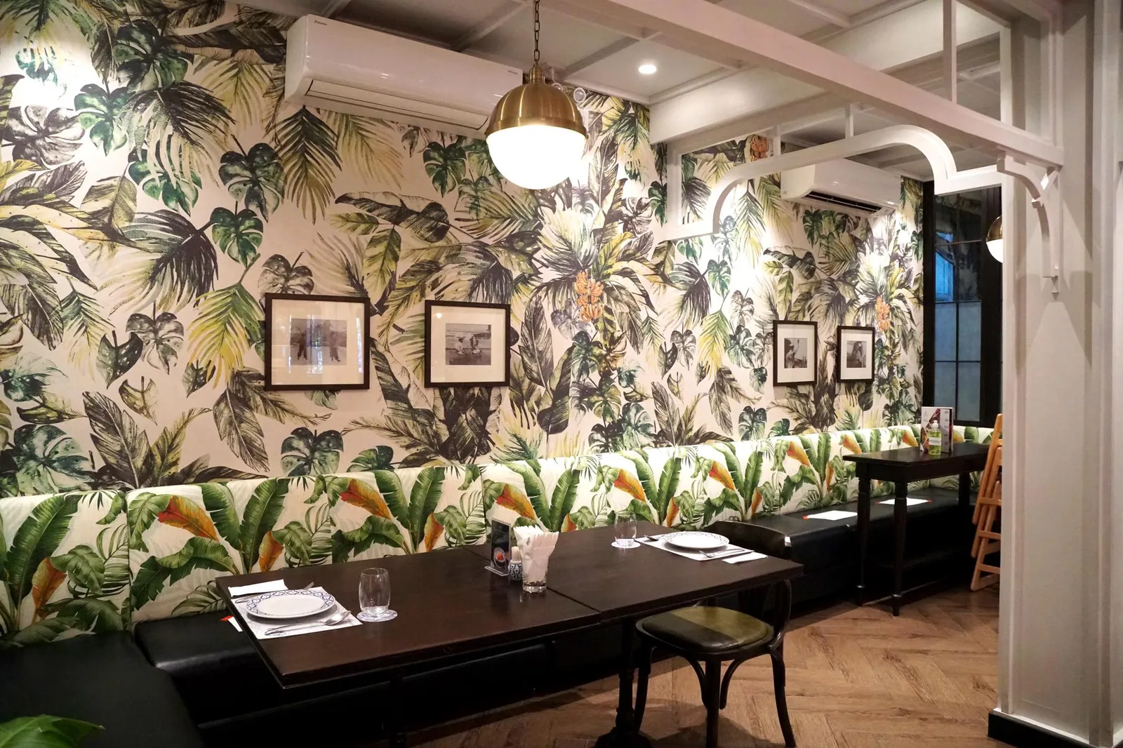 พลู ร้านอาหารไทยน้องใหม่ที่เพิ่งเปิดตัวในปี 2019 ก่อตั้งโดยคุณพจน์ ลี นักธุรกิจชาวเมียนมาเจ้าของร้านอาหารฝรั่งเศสชื่อดังอย่าง Water Library ทั้งยังเป็นผู้นำเข้าน้ำดื่มจากทั่วทุกมุมโลก