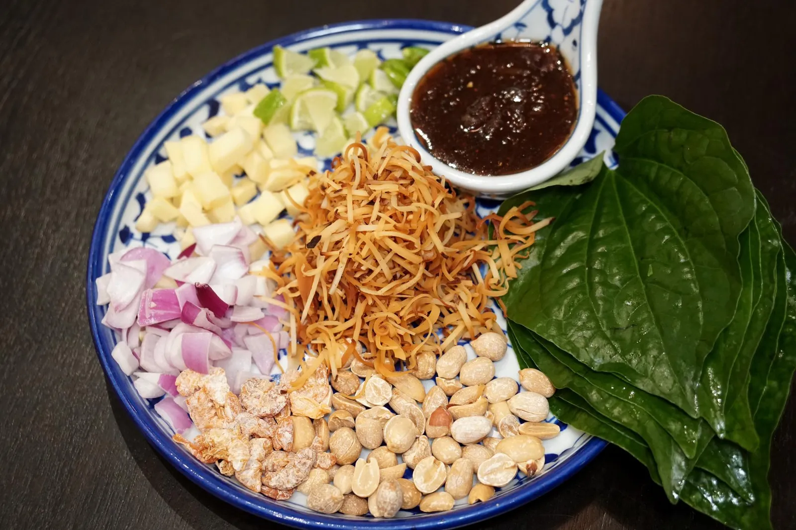 เมี่ยงคำเสวย (100++) Wild Betal Wrap, Toasted Coconut and Ginger-Caramel Sauce เเนะนำให้สั่งเมี่ยงคำมาทานเล่นระหว่างรออาหาร วางใบชะพลู โรยเครื่องเมี่ยงคือมะพร้าว หอมเเดง ขิง มะนาว ถั่วลิสง ทีเด็ดคือน้ำจิ้มรสเด็ด หวานกำลังดี ไม่ข้นไม่ใสจนเกินไป ตอนทานเราแอบตกใจเพราะด้วยราคาเทียบกับรสชาติถือว่าคุ้มค่ามาก (13/20)