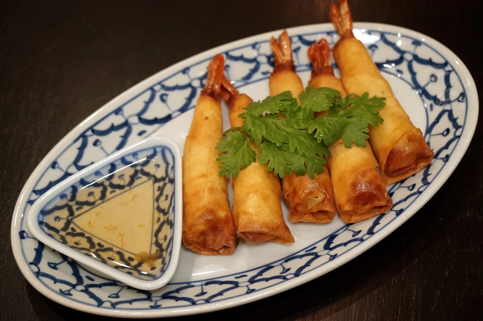 กุ้งสไบ (280++) Fried Shrimp Rolls with Plum Sauce กุ้งสไบ คือกุ้งเนื้อเเน่นๆที่นำไปห่อด้วยแผ่นแป้งบางกรอบ ทอดจนมีสีเหลืองสวย ไม่อมน้ำมัน ทานคู่กับน้ำจิ้มบ๊วยที่ทำร้านทำเองให้รสหวานเบาๆ พนักงานเสิร์ฟมาให้ร้อนๆเลย ระวังปากบวมนะ (13/20)