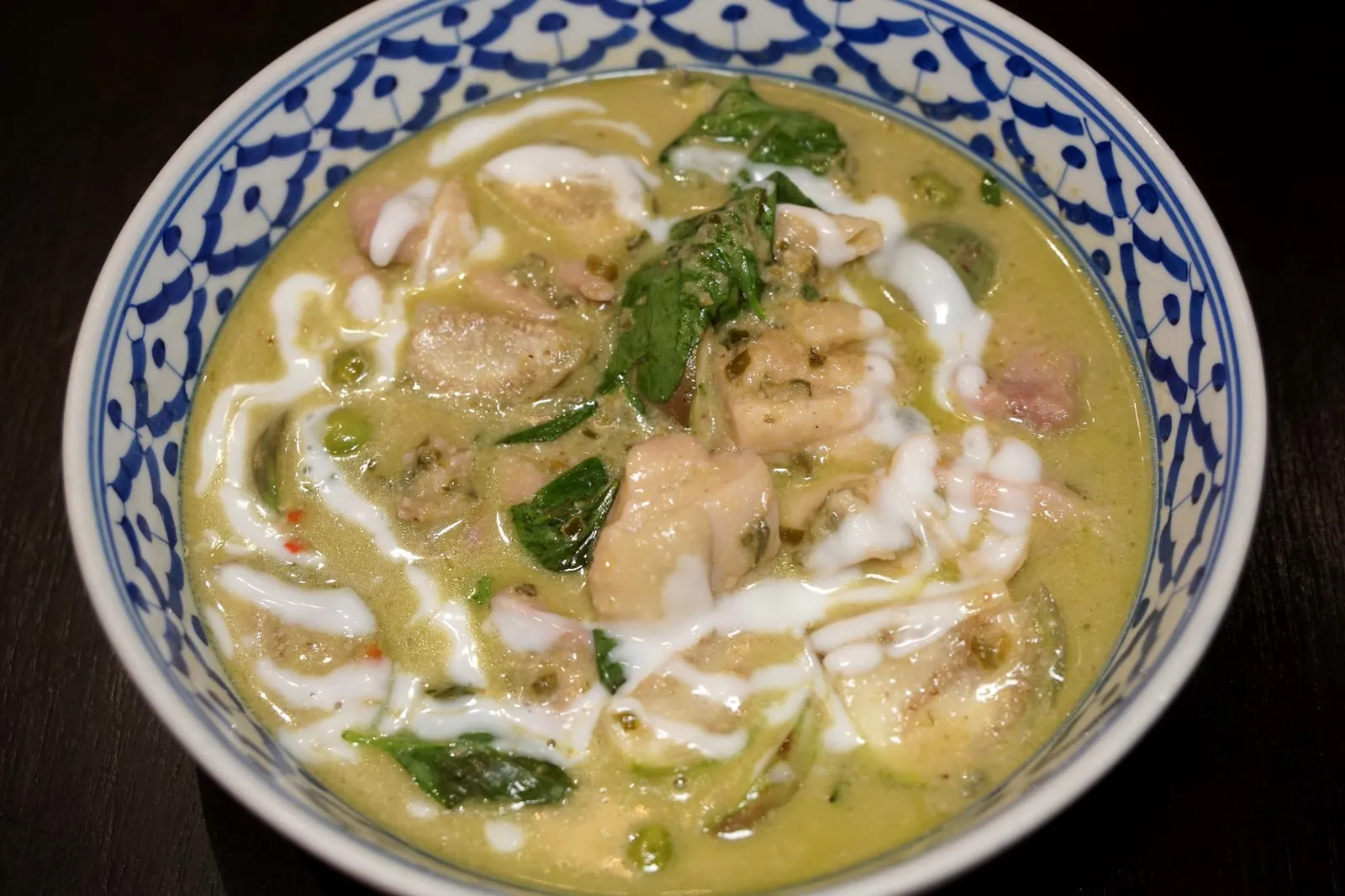 แกงเขียวหวานไก่ (220++) Chicken Green Curry with Pea Eggplant and Kaffir Lime เเกงจานเเรกที่ได้เลือกชิมคือเเกงเขียวหวานไก่ ทางร้านตำเครื่องเเกงได้ละเอียด รสชาติเผ็ดนำเเต่ไม่ถึงกับจัดจ้านมากนัก หอมกลิ่นสมุนไพร ส่วนเนื้อไก่นุ่มใช้ได้ (14/20)