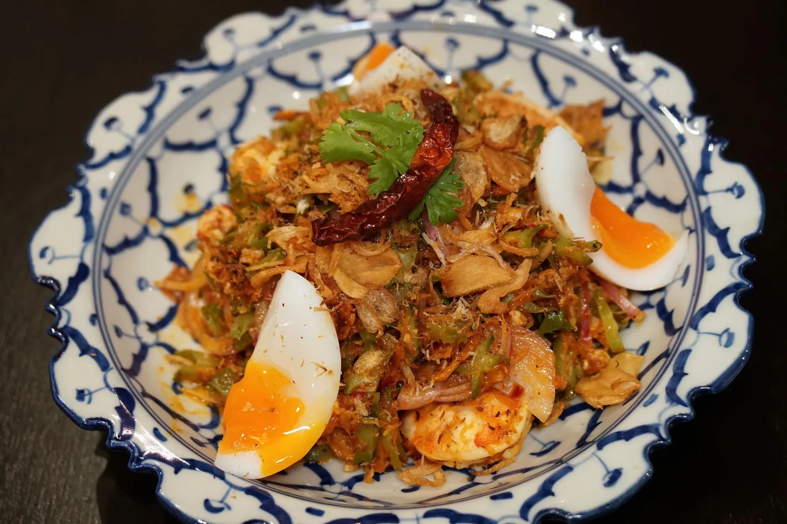 ยำถั่วพู (250++) Winged Bean and Prawn Salad with Chili Jam Dressing ก่อนเข้าอาหารจานหลักเราเลือกทานยำถั่วพู เริ่มจากตัวถั่วพูลวกมาสุกพอดี กรอบ ไม่เหม็นเขียว น้ำยำรสหวานนำตามด้วยรสเปรี้ยวตรงปลาย ทานสลับกับกุ้งเเละไข่ยางมะตูมเยิ้มๆ รสชชาติพอใช้ได้เลย (12/20)