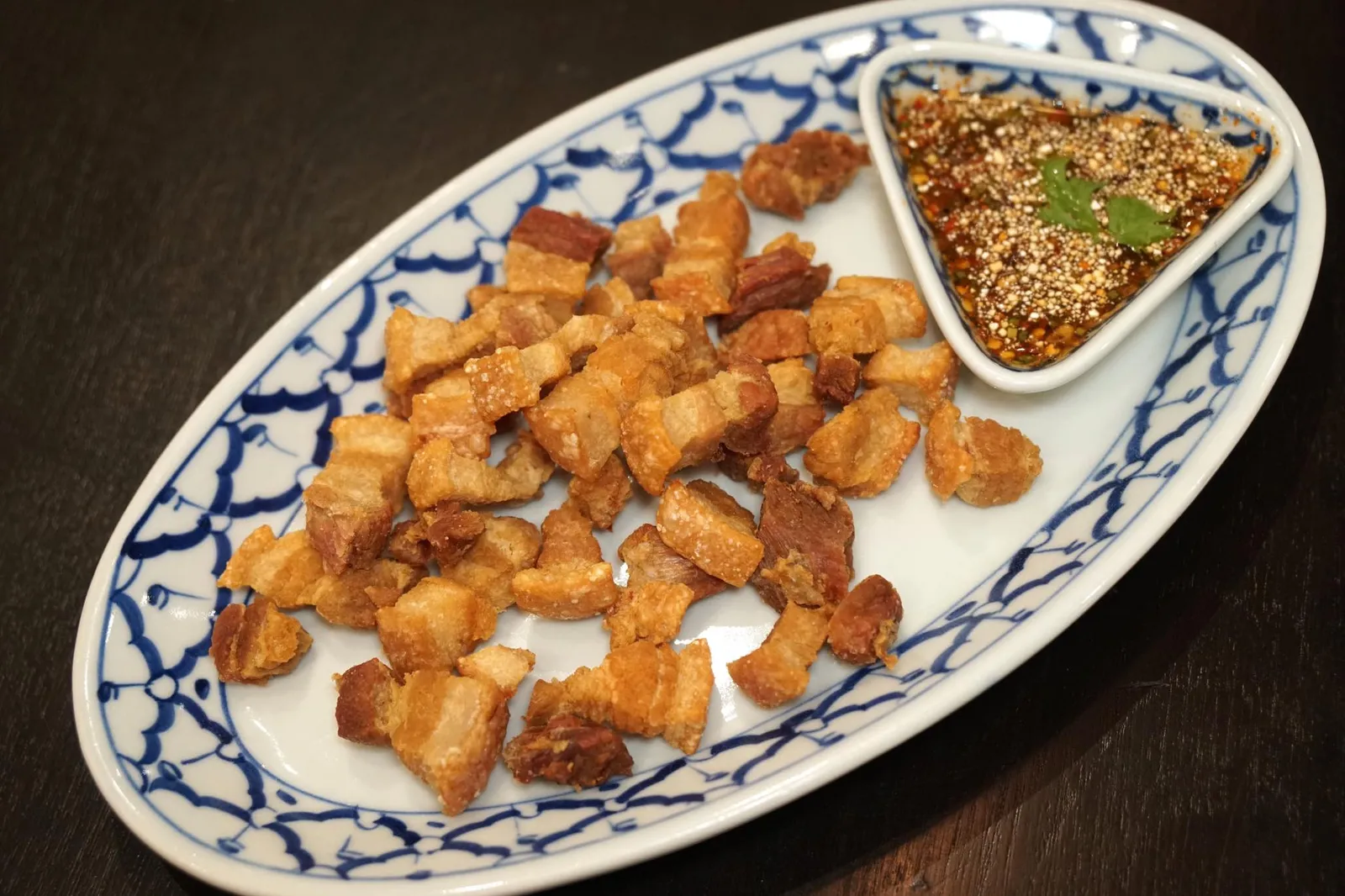 สามชั้นคั่วเกลือ (180++) Fried Pork Belly with Sea Salt ใครไม่กลัวอ้วนเเนะนำให้สั่งเมนูหมูสามชั้นมาทานเพราะเป็นจานที่รสชาติอร่อยกว่าหน้าตามาก หมูทอดมากรอบมากๆ ที่สำคัญไม่มีน้ำมันเยิ้มเลยเเม้เเต่น้อย (สังเกตได้จากรูปเลย) ทานกับน้ำจิ้มรสเด็ดเเละค่อนข้างเผ็ดเลยทีเดียว (13/20)