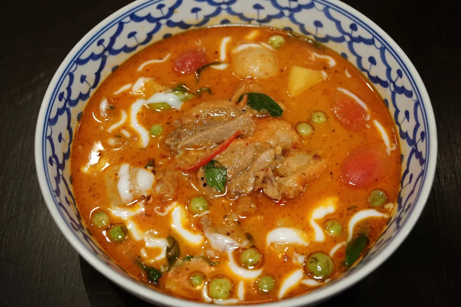 แกงเผ็ดเป็ดย่าง (350++) Roasted Duck Red Curry with Tropical Fruits ถัดมาคือแกงเผ็ดเป็ดย่าง ทางร้านทำน้ำเเกงออกมาค่อนข้างบางและใสกว่าร้านทั่วไป ตอนทานจะได้รสหวานของแกงตัดกับรสเปรี้ยวของมะเขือเทศและสับปะรด รสหวานของลิ้นจี่ช่วยเพิ่มมิติให้กับจาน เนื้อเป็ดไม่ถึงกับนุ่มมาก เเต่ก็ไม่เหนียวจนเกินไป หนังแอบเหนียวไปเล็กน้อย เเต่จุดที่ทำได้ดีคือกลิ่นของเครื่องแกงที่สามารถกลบกลิ่นสาบเป็ดได้เกือบหมด (12/20)