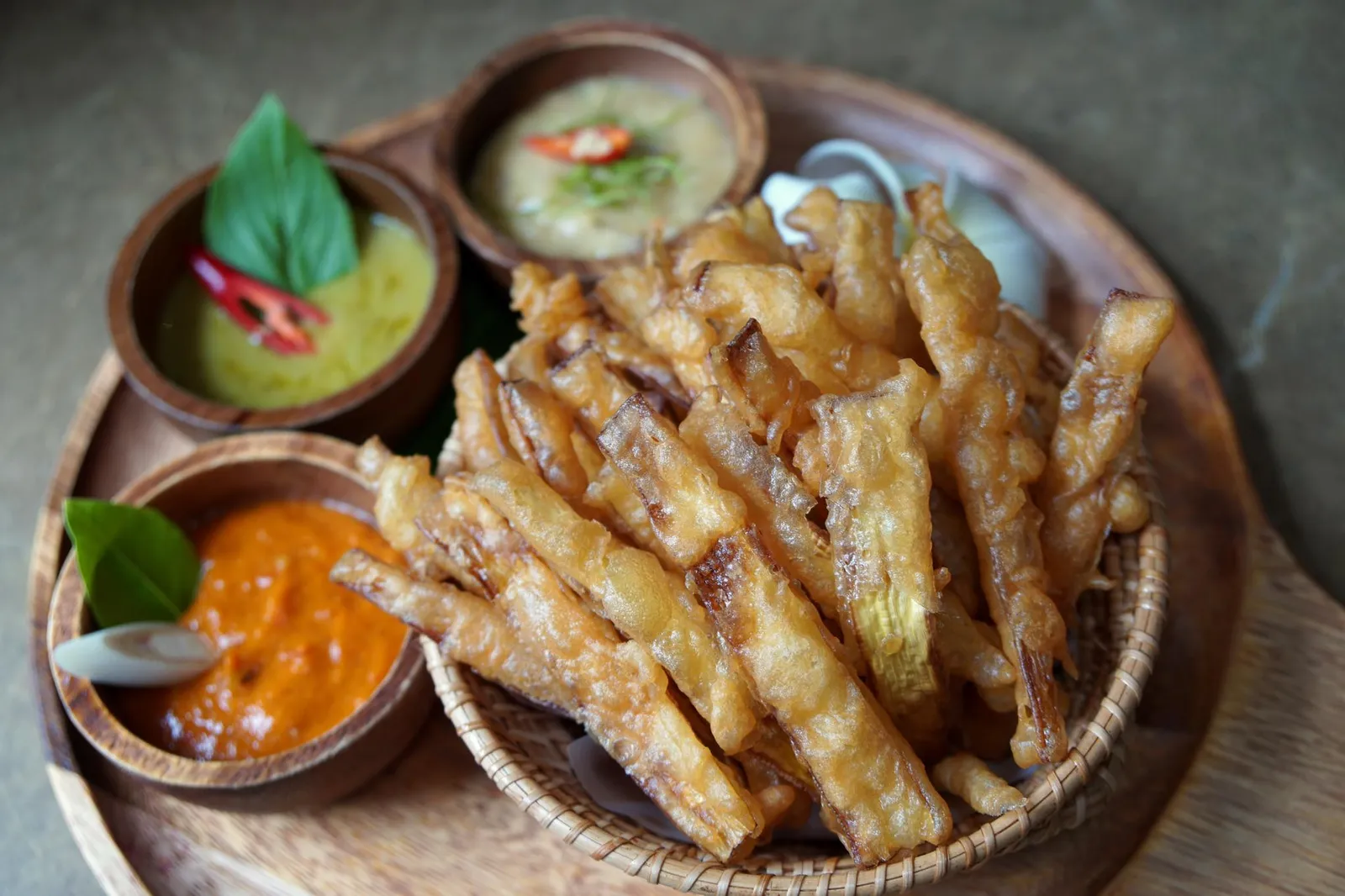 กาบปี๋สามเก๋อ Crispy banana blossom fries with three dipping sauces; Tom Yum, Tom Kha and Green curry เมนูนี้ได้รับเเรงบันดาลใจมาจากของทานเล่นแบบฝรั่งโดยเฉพาะเฟร้นช์ฟรายส์ที่นิยมทานแกล้มเบียร์แกล้มไวน์กันในหมู่เพื่อนฝูงแต่เปลี่ยนจากมันฝรั่งมาใช้เป็นกาบปลี (หรือ "กาบปี๋" ในภาษาเหนือ) สไลด์เป็นชิ้นๆ จากนั้นนำลงชุบแป้งทอดจนกรอบ (13/20)