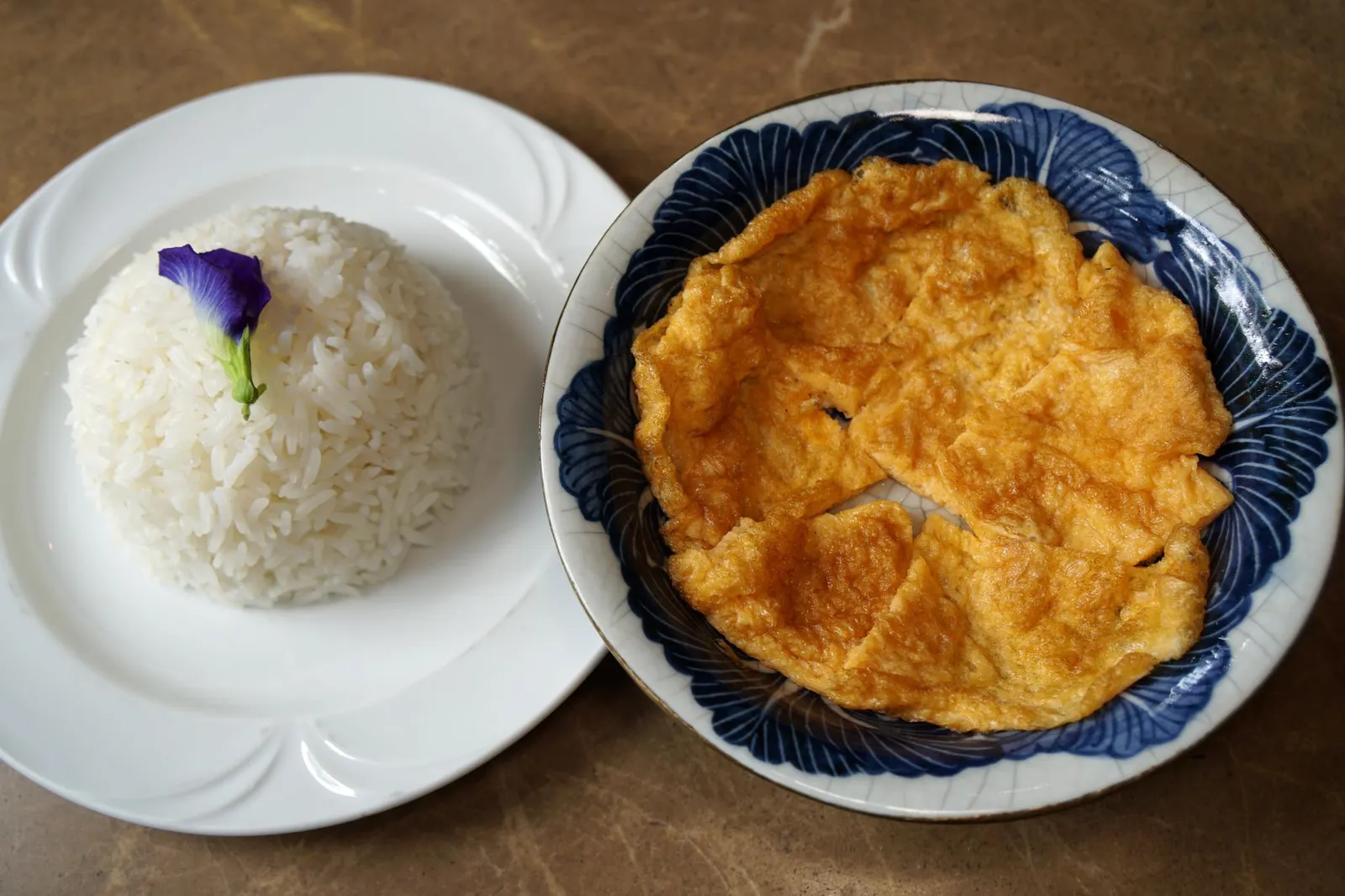 ชุดน้ำพริกลงเรือไข่เค็มปั้น Nam Prik Long Rua Set เมื่อไปถึงบ้านพักซึ่งเป็นจุดหมายปลายทางก็จะทำเมนูไข่เจียวและข้าวสวยร้อนมาทานคู่กันกับน้ำพริก เจ้าของร้านเเนะนำให้ใช้สายบัวทานเเกล้มตามสูตรดั้งเดิม ไม่น่าเชื่อว่าสายบัวกรอบๆจิ้มกับน้ำพริกจะเข้ากันได้ดีที่สุดตามที่ทางร้านบอกมาจริงๆ (13/20)
