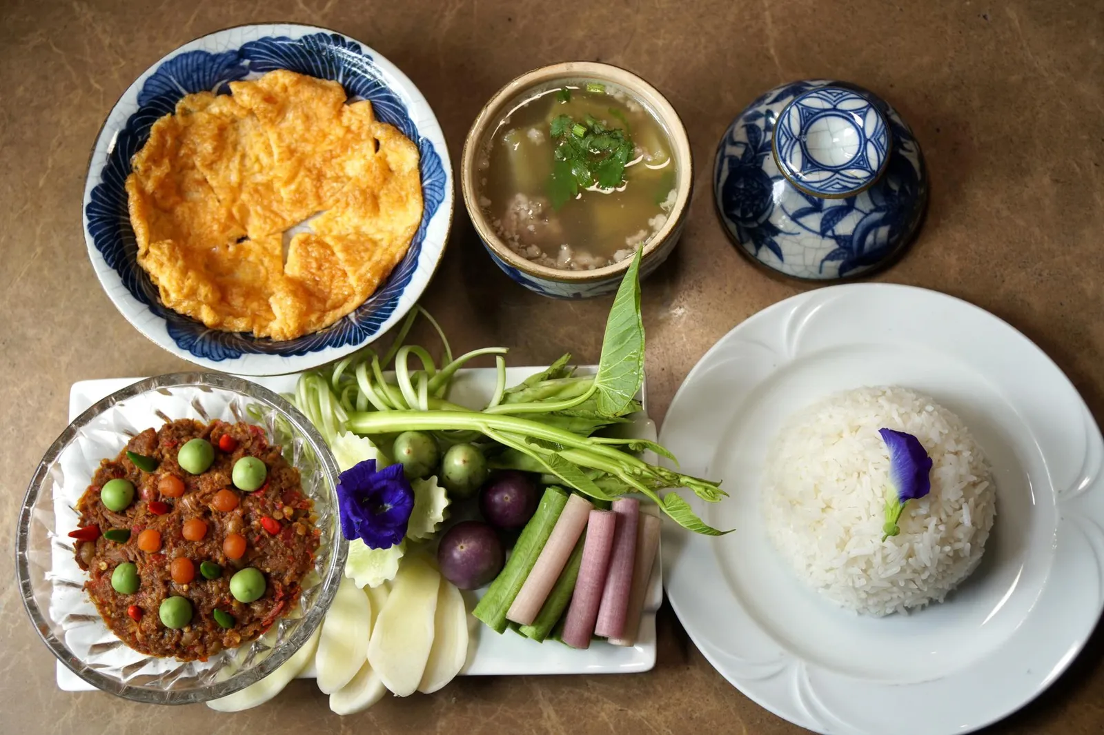ชุดน้ำพริกลงเรือไข่เค็มปั้น Nam Prik Long Rua Set อีกหนึ่งเมนูแนะนำของร้านบ้านในคือน้ำพริกลงเรือจานใหญ่ที่จัดเสิร์ฟมาพร้อมกับผักเคียง ข้าวสวย ไข่เจียว แต่ต้มฟัก (13/20)