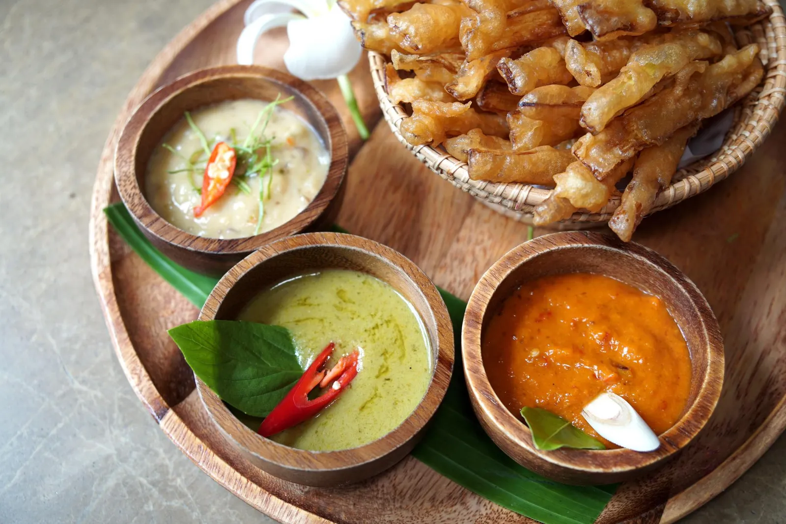 กาบปี๋สามเก๋อ Crispy banana blossom fries with three dipping sauces; Tom Yum, Tom Kha and Green curry ทานคู่กับสามเกลอ (หรือ "สามเก๋อ" ในภาษาเหนือ) ซอสสามอย่างที่นำแกงไทยอย่างต้มยำ ต้มข่า และแกงเขียวหวาน มาปรับให้มีรสชาติเข้มข้นคล้ายซอสแบบฝรั่ง เเต่มีรสชาติแบบแกงไทยชัดเจน ทางร้านให้ปริมาณกาบปลีมาค่อนข้างเยอะเเต่บอกเลยว่าทานเล่นเพลินๆแปปเดียวก็หมด (13/20)
