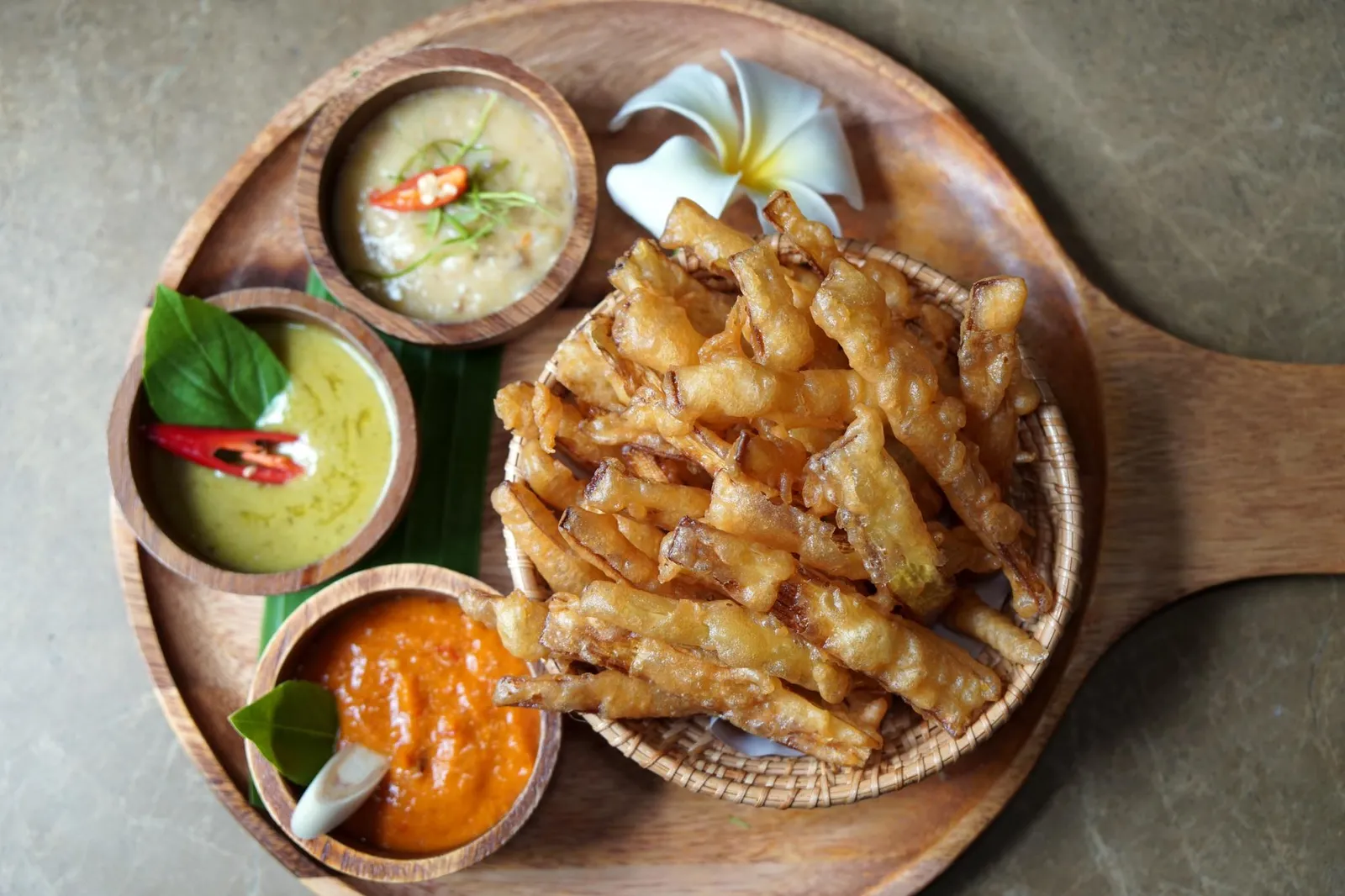 กาบปี๋สามเก๋อ Crispy banana blossom fries with three dipping sauces; Tom Yum, Tom Kha and Green curry กาบปี๋สามเก๋อถือเป็นอาหารเพียงอย่างเดียวในสมุดเมนูที่ถูกคิดค้นขึ้นโดยเจ้าของรุ่นปัจจุบันโดยที่ไม่ได้ตกทอดสูตรมาจากรุ่นคุณยาย (13/20)