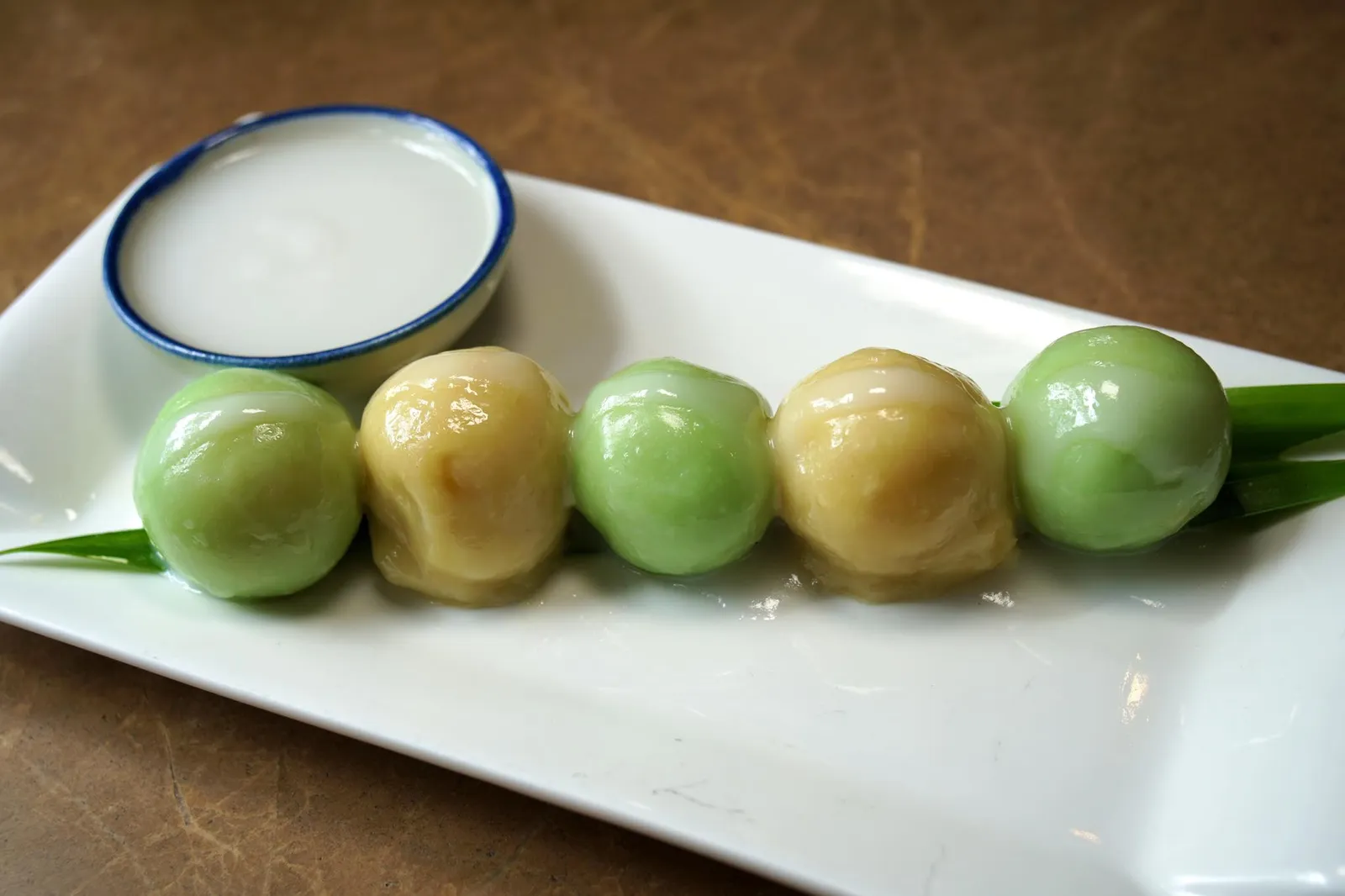 ขนมพระพาย Flour dumplings stuffed with mung bean "Southern traditional dessert" สุดยอดเมนูเเนะนำของร้านบ้านในที่ใครไม่ได้ทานจัดว่ามาไม่ถึง ที่มาของเมนูนี้เริ่มมาจากการให้โจทย์กับเชฟประจำร้านคนแรกเพื่อค้นหาเมนูขนมไทยโบราณหาทานยากจนได้ไปเจอกับขนมพระพาย ขนมพื้นเมืองจากภาคใต้ที่นิยมทานกันในพิธีมงคล ชาวบ้านมีความเชื่อว่าการปั้นกลมเป็นลูกกลมๆเเสดงถึงความกลมเกลียวและแป้งข้าวเหนียวแสดงถึงความรักที่เหนียวเเน่น สำหรับรูปแบบของร้านบ้านในทำไส้ด้านในเป็นถั่วเขียวกวนเนื้อเนียนละเอียด มีรสหวานกำลังดี แป้งด้านนอกนึ่งออกมามีเนื้อสัมผัสเหนียว นุ่ม ไม่บางไม่หนาจนเกินไป ก่อนทานราดน้ำกะทิเพื่อเพิ่มความมันเเละสร้างมิติทางรสชาติ ขอการันตีว่านี่คือหนึ่งในขนมพระพายหรือขนมโคที่อร่อยที่สุดในกรุงเทพเลยก็ว่าได้ (14/20)