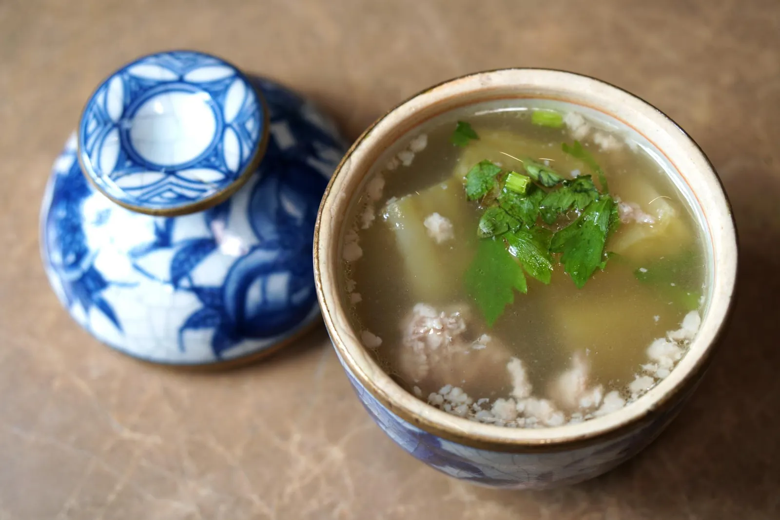 ชุดน้ำพริกลงเรือไข่เค็มปั้น Nam Prik Long Rua Set ตัดรสชาติเผ็ดร้อนของน้ำพริกด้วยต้มฟักร้อนๆ น้ำซุปรสชาติกลมกล่อมโดยมีรสขมเพียงเล็กน้อยติดตามมาทีหลัง เนื้อสัมผัสของฟักนุ่มเเต่ไม่เละ ทานคู่กับข้าวสวยที่ให้มาด้วยก็ลงตัวเข้ากัน (13/20)