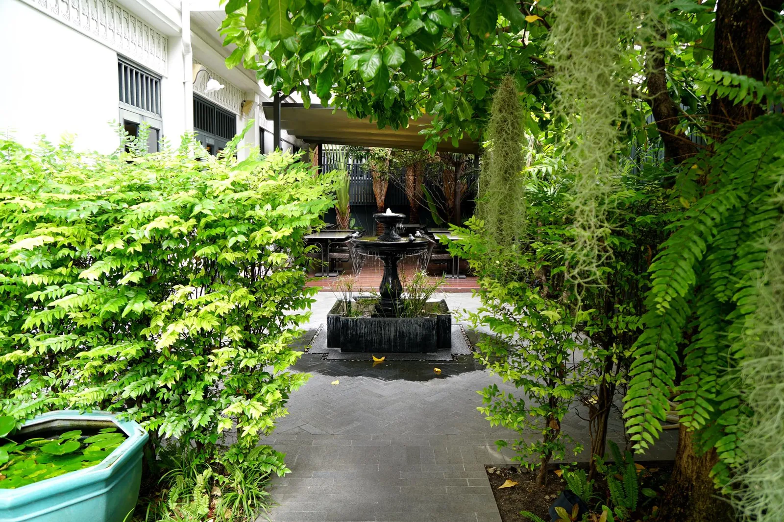 หากใครอย่างนั่งรับลมทางร้านก็มีโต๊ะ-เก้าอี้จัดให้ในส่วนเทอเรสด้านนอก