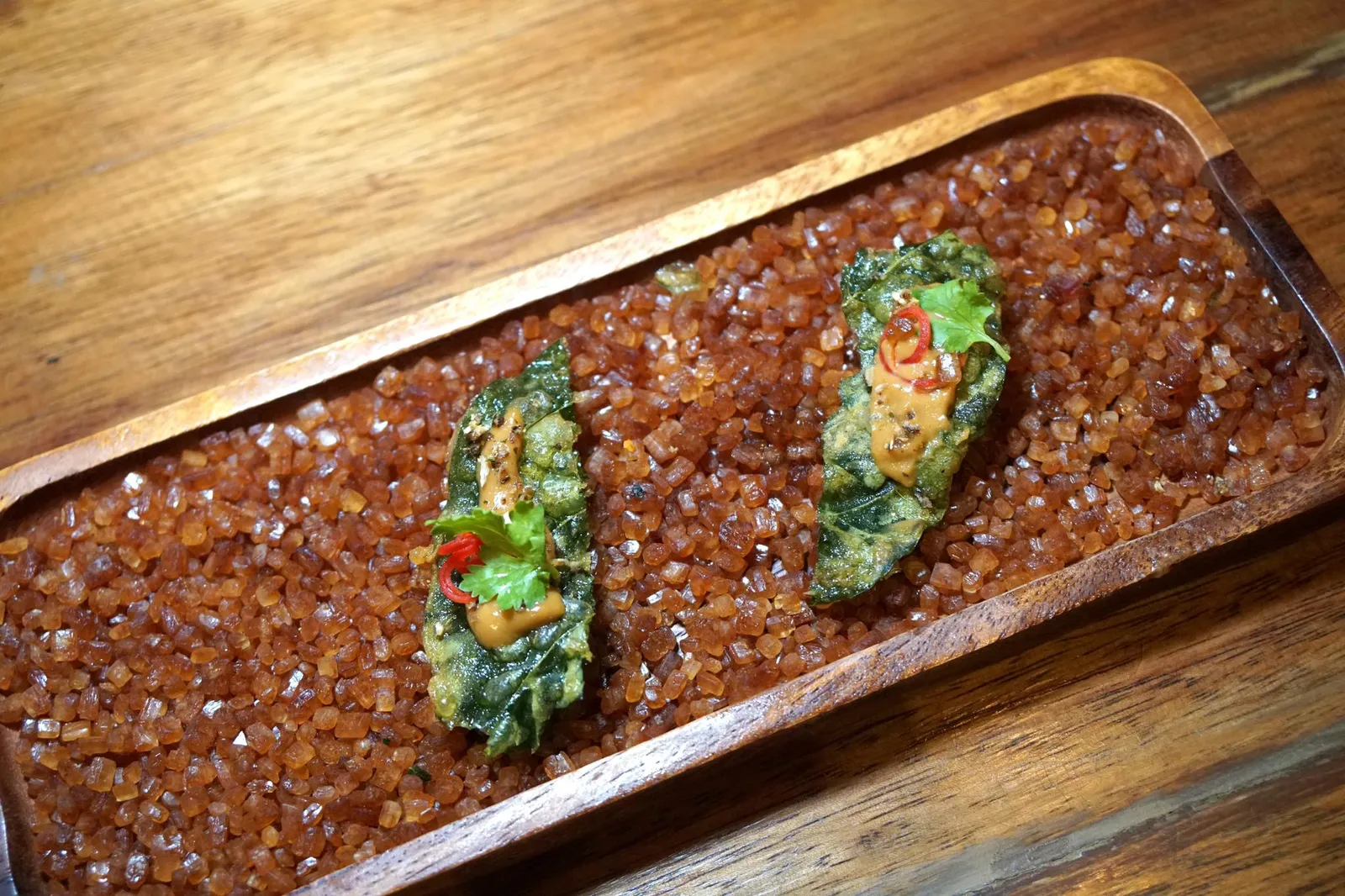 ใบชะพลูทอดกรอบและมูสต้มข่าหอยเชลล์ Amuse-bouche ทางร้านได้เสิร์ฟอมูสบูสเป็นใบชะพลูหั่นเป็นชิ้นเล็กๆขนาดพอดีคำ จากนั้นนำไปชุบแป้งทอดจนกรอบคล้ายเทมปุระ ด้านบนเป็นมูสต้มข่าหอยเชลล์ มีกลิ่นหอม รสชาติเข้มข้น ช่วยกระตุ้นความอยากอาหารได้อย่างดี (13/20)