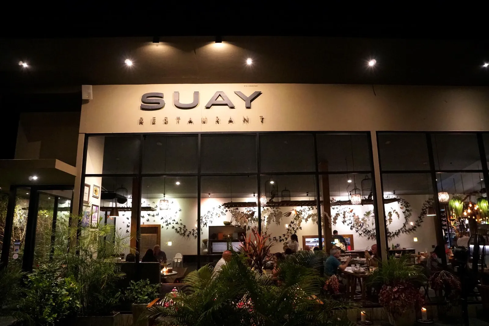 ชื่อร้านภาษาอังกฤษ “Suay” ย่อมาจาก “Sassy Unique Authentic Yummy”