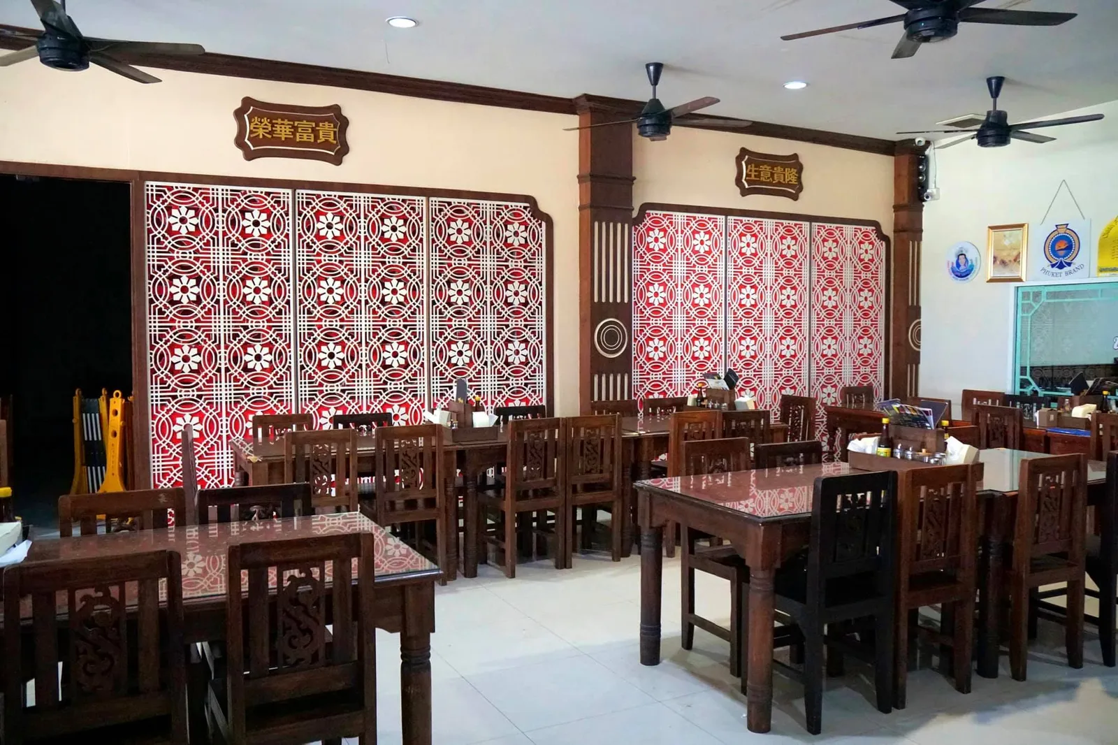 ร้านอาหารที่เราจะมาเเนะนำกันในวันนี้เป็นร้านเก่าแก่ที่มีชื่อน่ารักๆว่า “หมี่สะปำ คุณยายเจียร” โดยเปิดทำการมาตั้งเเต่ปี 2495 นู่นนนนเลย จนถึงตอนนี้ก็เป็นเวลาเกือบ 70 ปีเข้าไปเเล้ว