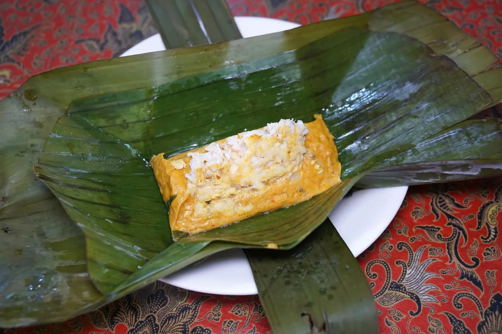ห่อหมกปูม้า+ปลา (45) Streamed curry fish & crab meat ห่อหมกปลาที่นี่รสชาติพอใช้ได้ เนื้อห่อหมกนุ่มเเต่ยังไม่ถึงกับที่สุด ด้านบนทอปด้วยเนื้อปูม้าใส่มาจนเเทบล้นให้รสหวานนิดๆตัดกันกับรสจัดจ้านของของเครื่องแกงได้พอดิบพอดี (12/20)