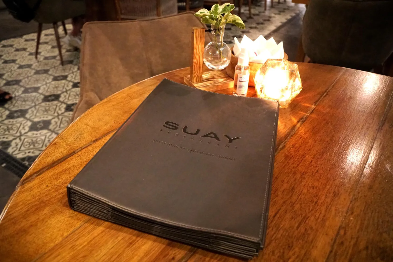 ร้านอาหารที่เราจะหยิบยกมาเเนะนำเพื่อนๆในวันนี้มีชื่อน่ารักๆว่า “สวย” เป็นร้านอาหารของอดีตเชฟกระทะเหล็กอาหารเวสเทิร์นลูกครึ่งไทย-เยอรมันอย่างเชฟหน่อย ธรรมศักดิ์ ชูทอง