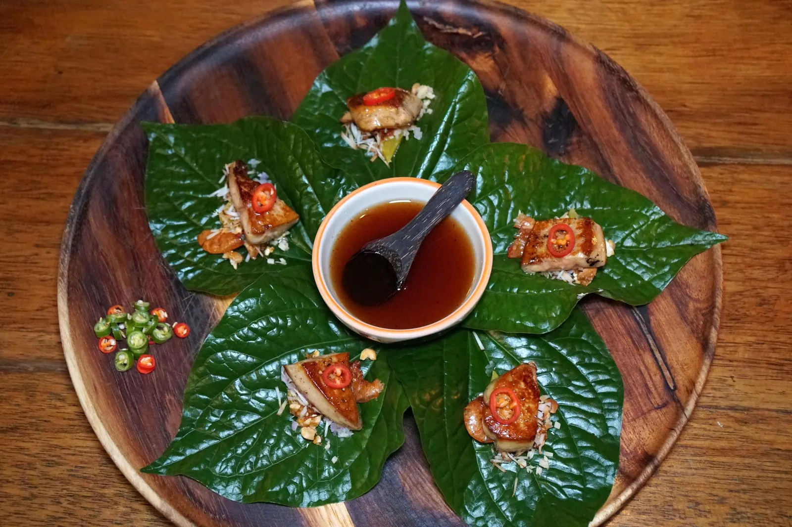 เมี่ยงตับห่าน (450++) Signature foie gras in betal leaf wrap, ginger, cashew nuts candy, sweet and sour dip ความกรอบของใบชะพลูตัดกันกับความนุ่มของฟัวกราส์จนเกิดมิติทางเนื้อสัมผัส ถือเป็นจานที่มีองค์ประกอบไม่ซับซ้อนแต่ทุกอย่างกลับเสริม/ตัดกันได้ดีอย่างไม่น่าเชื่อ ห้ามพลาดเลยจริงๆ (15/20)