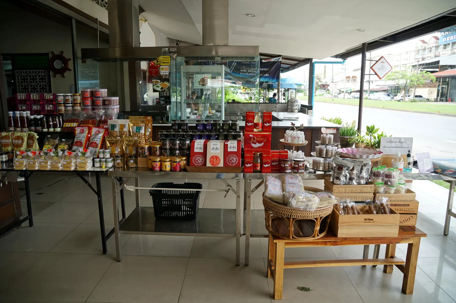หลังทานอาหารเสร็จอย่าลืมเเวะจุดขายของฝากเมืองภูเก็ตขนาดใหญ่ทั้งหน้าร้านเเละในร้าน