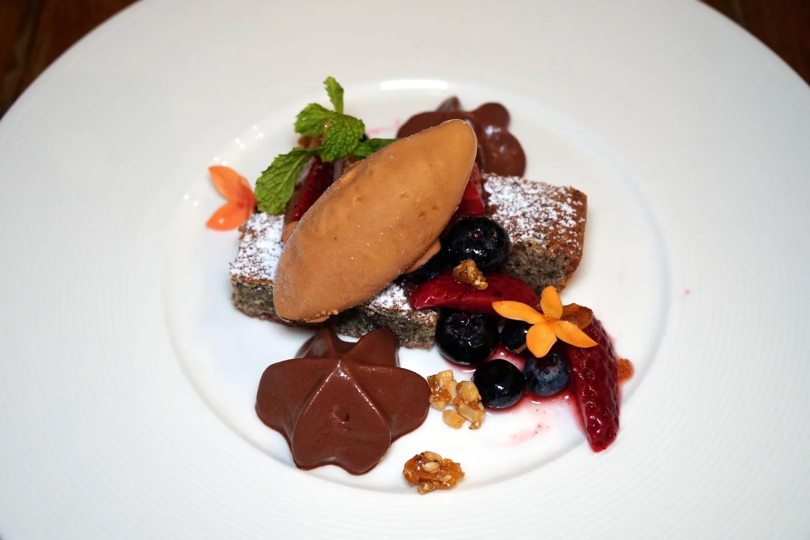 เค้กปอปปี้ซี้ดเสิร์ฟคู่กับไอศกรีมชาไทยและมิกซ์เบอร์รี่ (249++) Warm poppyseed cake served with Thai tea ice cream and mixed berries ปิดท้ายมื้ออาหารด้วยขนมตามฤดูกาลอย่างเค้กทำจากปอปปี้ซี้ดเสิร์ฟมาคู่กับไอศกรีมชาไทยรสเลิศและผลเบอร์รี่นานาชนิด (13/20)