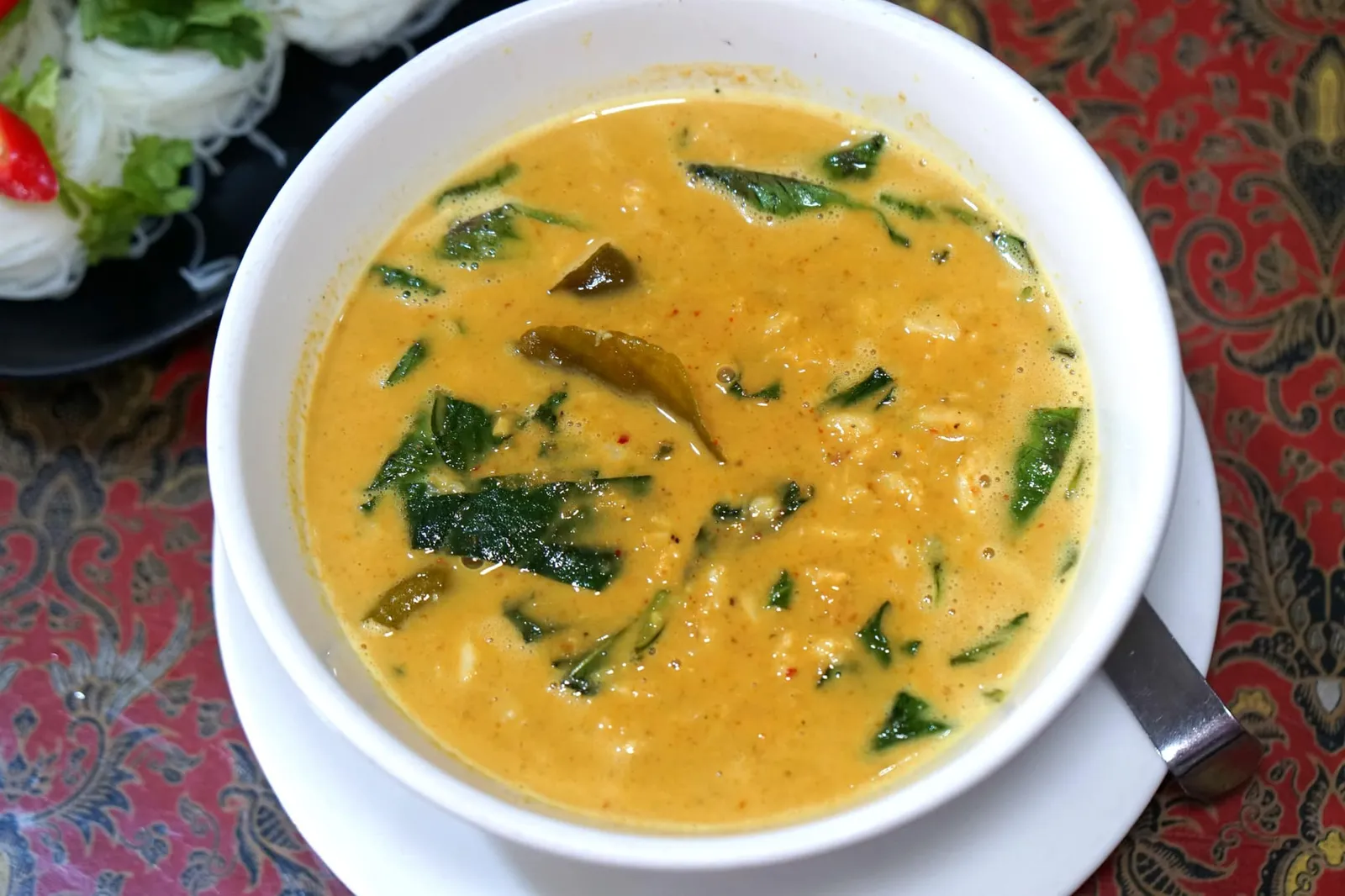 หมี่หุ้นแกงปู (190) Crab meat coconut milk curry soup with rice noodle สำหรับใครที่อยากทานแกงปูแบบชาวใต้แต่ไม่ทานเผ็ดต้องมาที่ร้านนี้เลย น้ำแกงเนื้อนุ่ม เนียน มีรสหวานเเละความครีมมี่จากกะทิ เนื้อปูสด หวาน อร่อย ไม่คาว มีรสเค็มของใบชะพลูมาตัดเบาๆ ทานง่าย รสชาติไม่เผ็ดมากนัก (13/20)