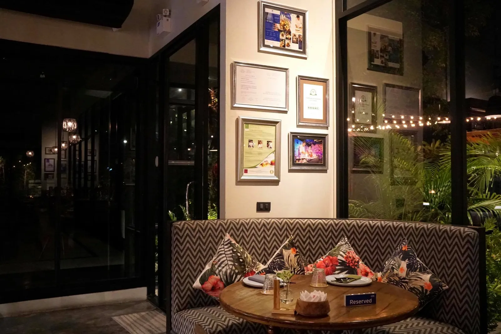 สาขาใหม่มีพื้นที่กว้างขวาง ฝั่งหน้าร้านเป็นกระจกใสช่วยให้ร้านดูโปร่ง โล่ง สบายตา
