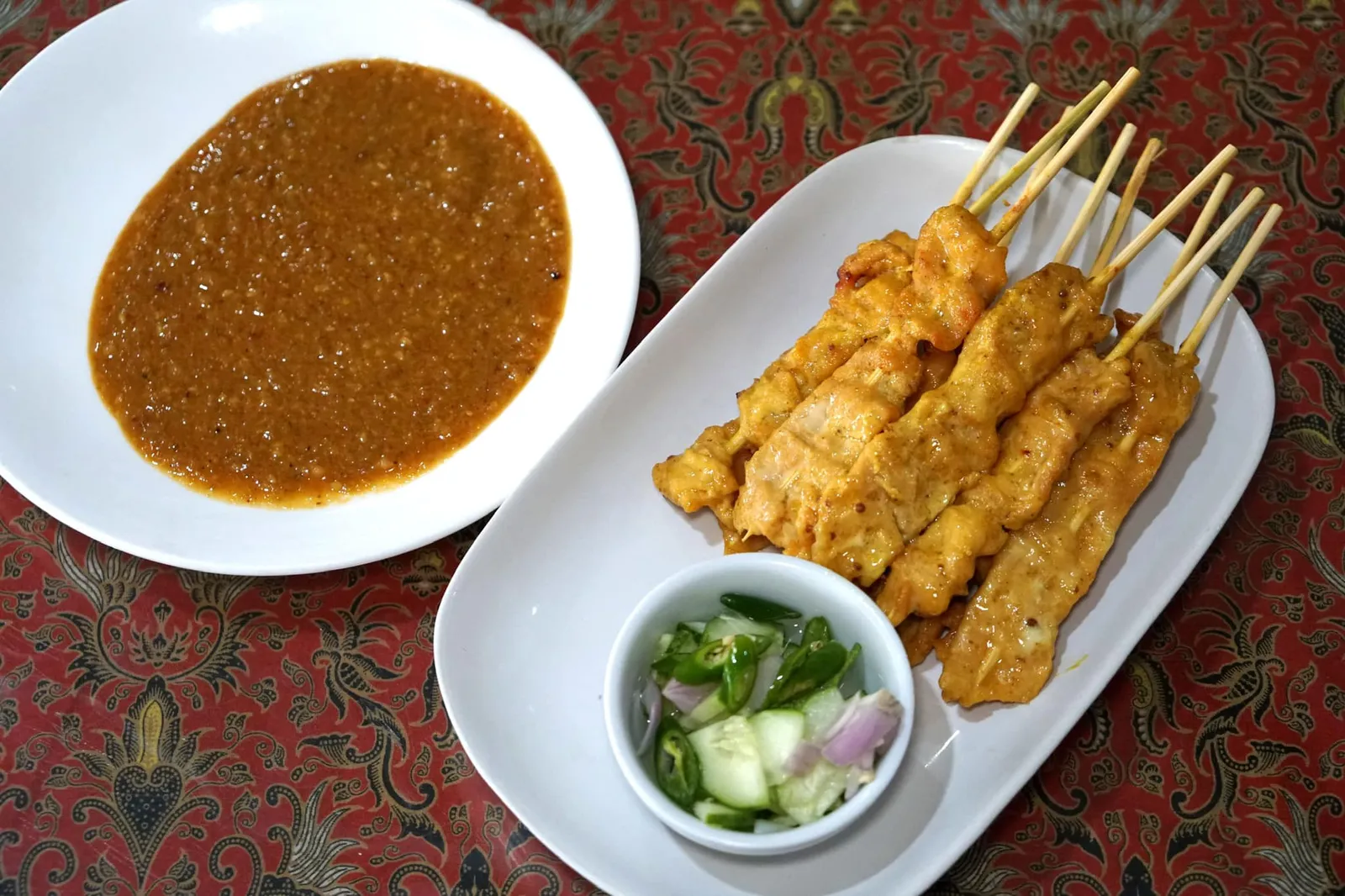 หมูสะเต๊ะ (60) Pork Satay หมูสะเต๊ะขนาดเล็กสุดเสิร์ฟมา 10 ไม้ในราคา 60 บาท ตกไม้ละ 6 บาท เนื้อหมูไม่ได้นุ่มมากนัก แต่สิ่งที่แปลกเเละเป็นเอกลักษณ์ของร้านนี้คือน้ำจิ้มหมูสะเต๊ะที่มีกลิ่นพริกเเกงปนมาค่อนข้างมาก อันนี้เเล้วเเต่คนชอบเลย (12/20)