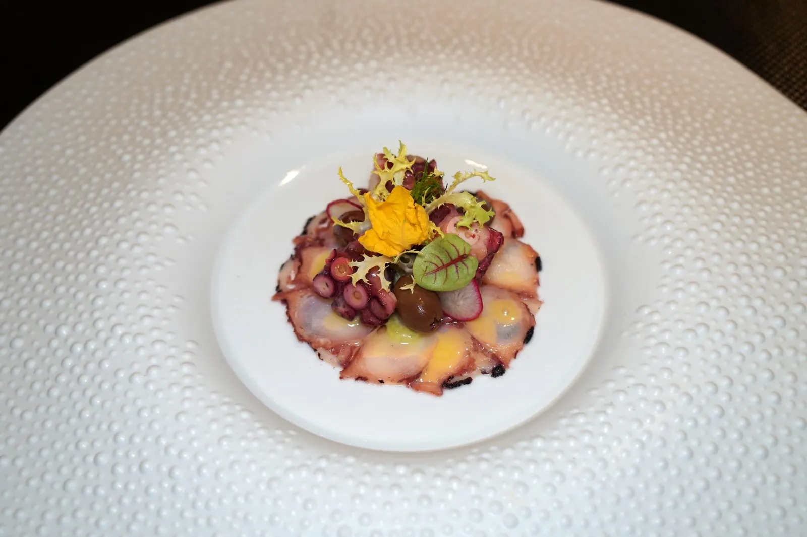 Sous vide cooked Octopus salad, marinated in extra virgin olive oil, lemon and vinegar, fennel leaves, celery and Taggiasche olives DOP มาถึงจานเเรกที่ถูกหยิบยกให้เป็น Signature Dish ประจำร้าน Acqua คือ "สลัดปลาหมึกยักษ์" เชฟเล่าให้ฟังว่าจานนี้เป็นอาหารพื้นบ้านทางตอนใต้ของประเทศอิตาลี เริ่มจากการนำหนวดปลาหมึกยักษ์ไปซูวีจนนุ่ม จากนั้นหั่นเป็นชิ้นบางๆ มีเนื้อสัมผัสเคี้ยวหนึบเเต่ไม่เหนียว นำไปปรุงรสด้วยน้ำมันมะกอก น้ำมะนาว น้ำส้มสายชู pressed celery และกระเทียมหั่นเเว่นเพียงหนึ่งชิ้นเพื่อเเสดงถึงสูตรดั้งเดิมของสลัดจานนี้ อีกหนึ่งองค์ประกอบสำคัญของจานที่ต้องหยิบมาพูดถึงคือ Taggiasche olives มะกอกจากเเคว้น Liguria ทางตะวันตกเฉียงเหนือของอิตาลี เป็นมะกอกที่การันตีด้วยสัญลักษณ์ DOP มีรสเค็มนิดๆ เนื้อสัมผัสหนึบๆ ไม่มีกลิ่นเหม็นใดๆ ช่วยเพิ่มสีสันทางรสชาติให้กับจานนี้ได้ลงตัว (14/20)