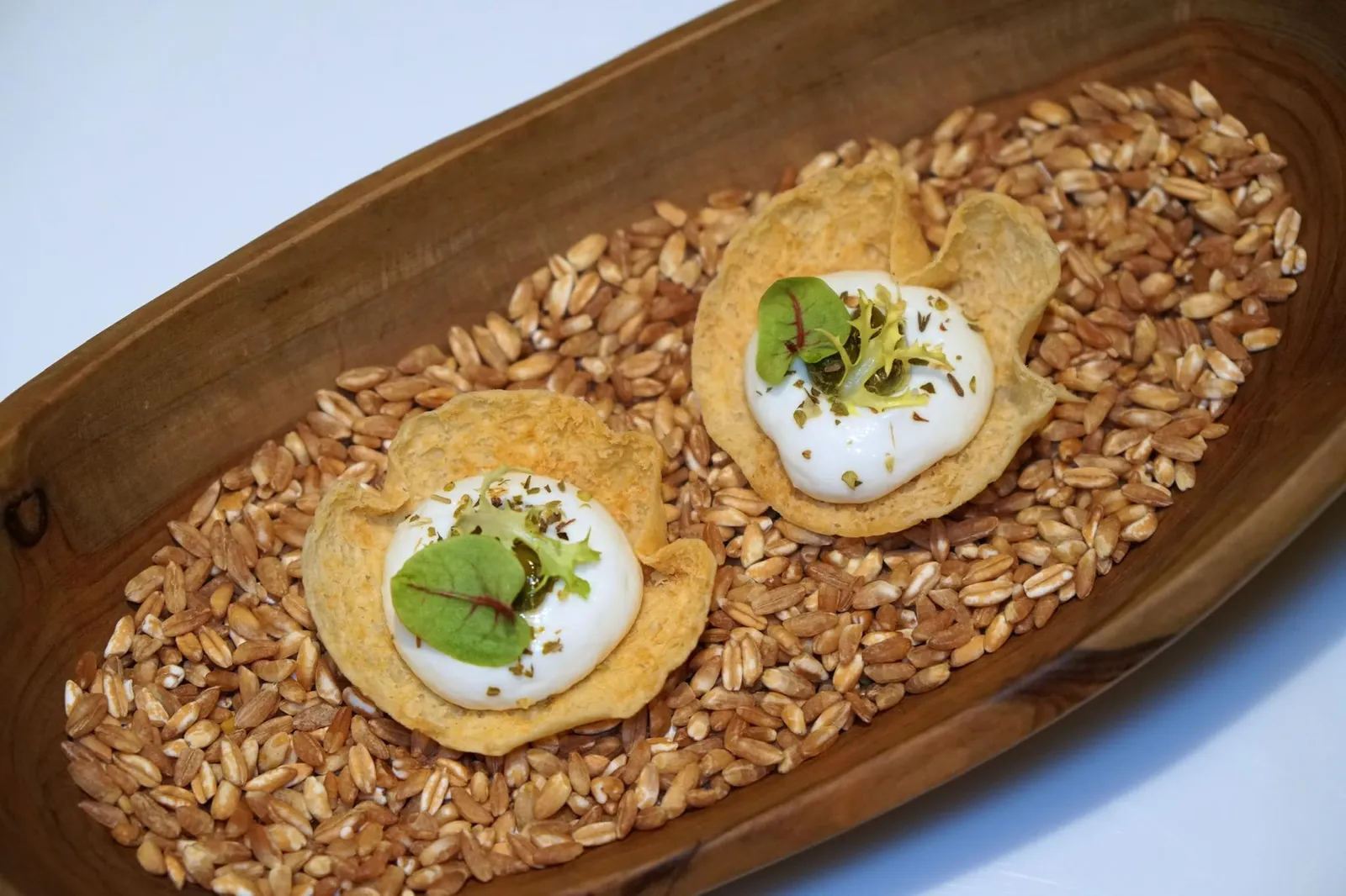 Amuse-bouche Pane carasau with smoked mozzarella อย่างเเรกคือ “ปาเน่คาราเซาและชีสมอซซาเรล่ารมควัน” ขนมปังคาราเซาแผ่นบางกรอบเป็นขนมปังพื้นเมืองของเกาะ Sicily ทางตอนใต้ของประเทศอิตาลี ด้านบนเป็นชีสมอซซาเรลล่าที่ผ่านการรมควันจนหอมเสริมด้วยกลิ่นของเคเปอร์และออริกาโน อร่อยไม่เบาเลย (15/20)