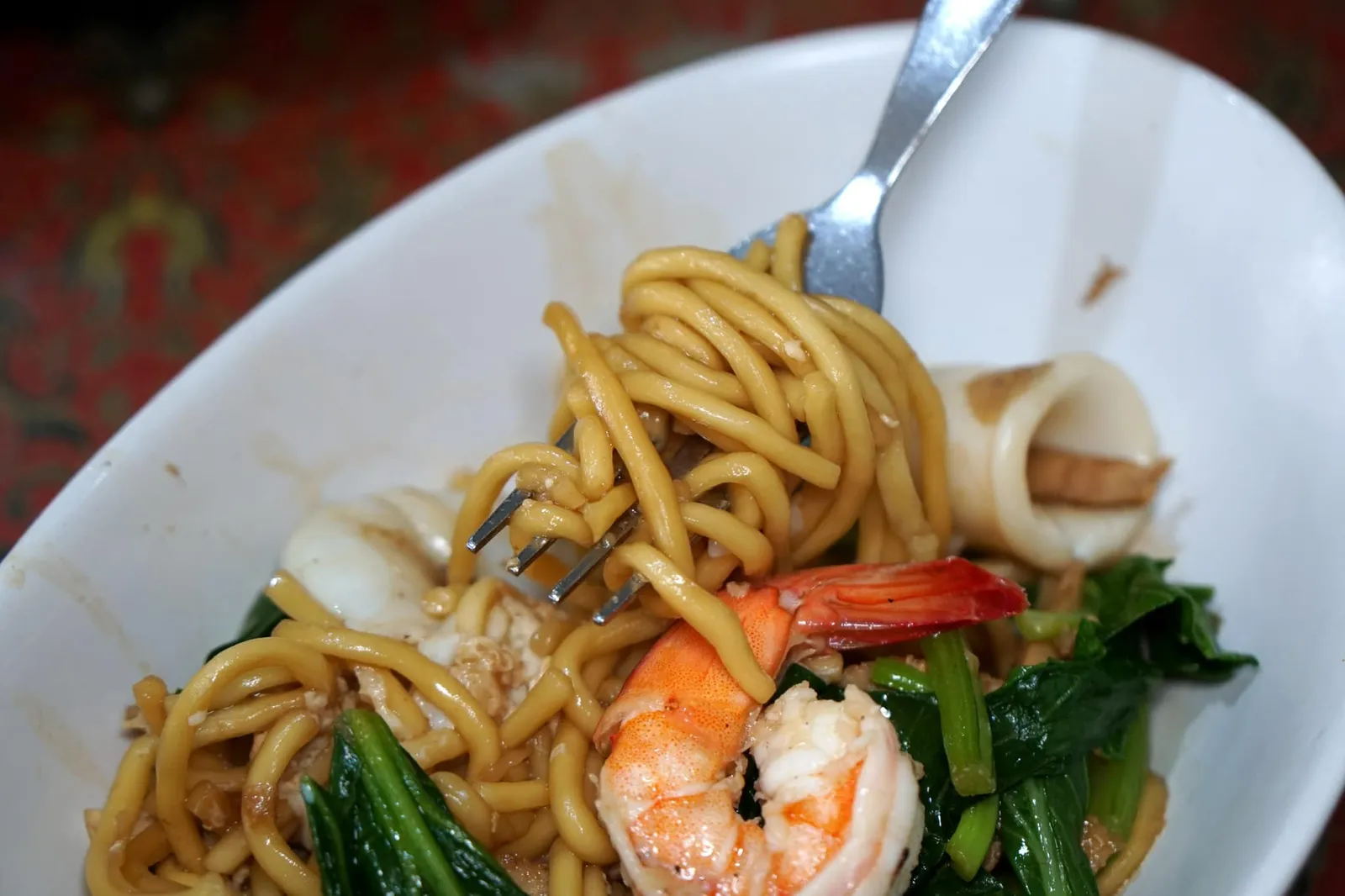 หมี่สะปำ ใส่ไข่ (65) Stir fried Hokkien noodle with seafood เส้นหมี่ตามเเบบฉบับของอาม่าเจียรต้องกลม โต เหนียวนุ่ม น้ำซอสต้องมีรสชาติกลมกล่อม เป็นเอกลักษณ์ ทางร้านเสิร์ฟมาหัวหมึกชิ้นโตเต็มปากเต็มคำ กุ้ง และลูกชิ้นปลา อย่าลืมสั่งใส่ไข่เพื่อให้ไข่เเดงลาวาเเตกออกมาช่วยให้น้ำซอสเข้มข้นมากยิ่งขึ้น (13/20)