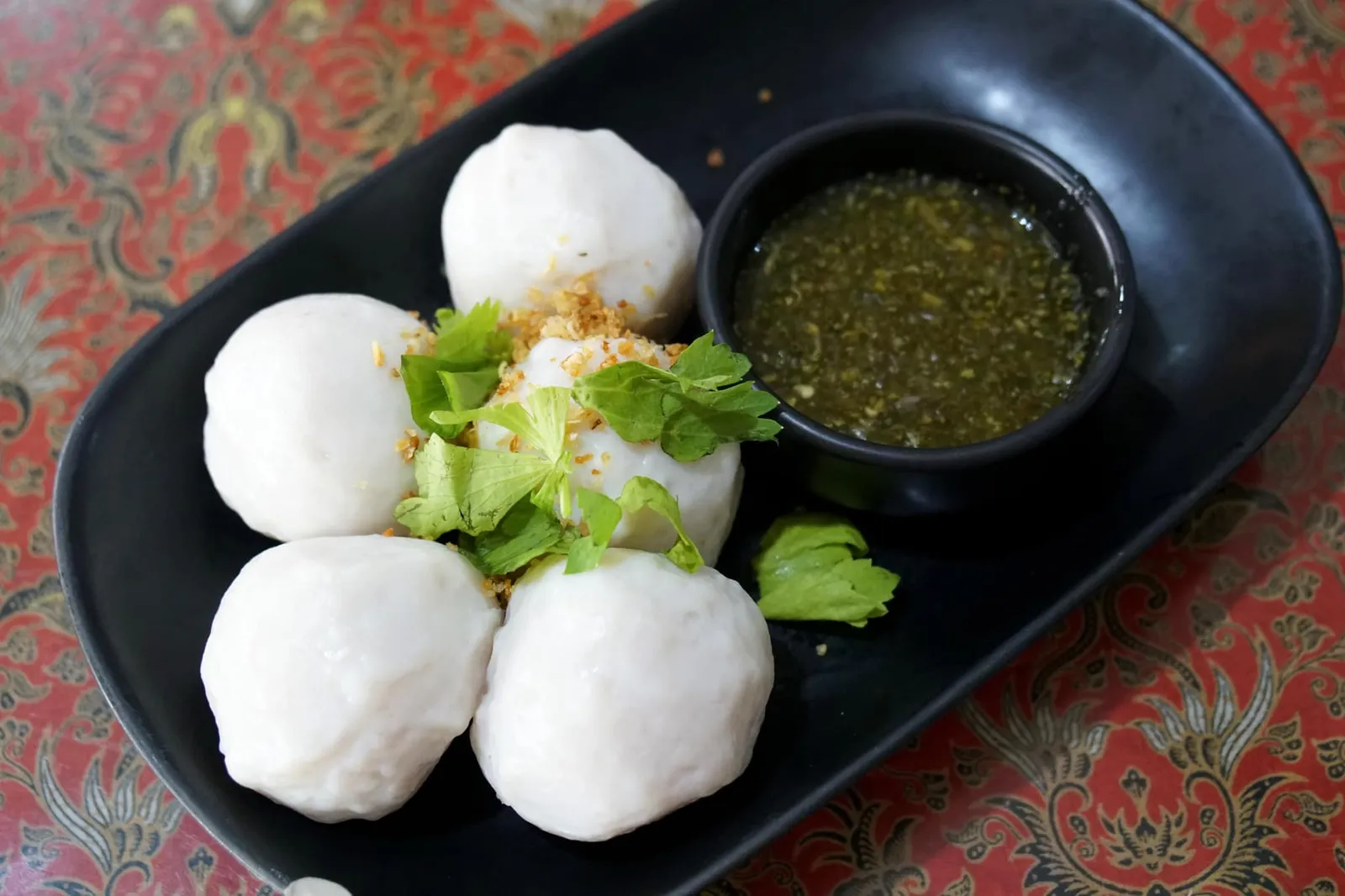 ลูกชิ้นปลาลวก (70) Steamed Fish Balls ไม่น่าเชื่อว่าเมนูง่ายๆอย่างลูกชิ้นปลาลวกจะสามารถหยิบยกมาเป็นเมนูเเนะนำของร้าน ลูกชิ้นปลาไซซ์ยักษ์ลวกมาจนสุกกำลังดี เเม้จะมีขนาดใหญ่เเต่กลับทำออกมาได้สุกเท่ากันทั้งชิ้น เนื้อสัมผัสนุ่ม เด้ง ไร้ซึ่งกลิ่นคาว น่าประทับใจพอๆกับหมี่สะปำเลยล่ะ (13/20)