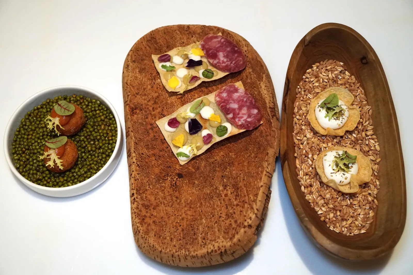 Amuse-bouche เริ่มต้นมื้ออาหารด้วยอมูสบูชนำเสิร์ฟพร้อมกัน 3 อย่างคือ Pane carasau with smoked mozzarella, Sardinia snack และ Arancino