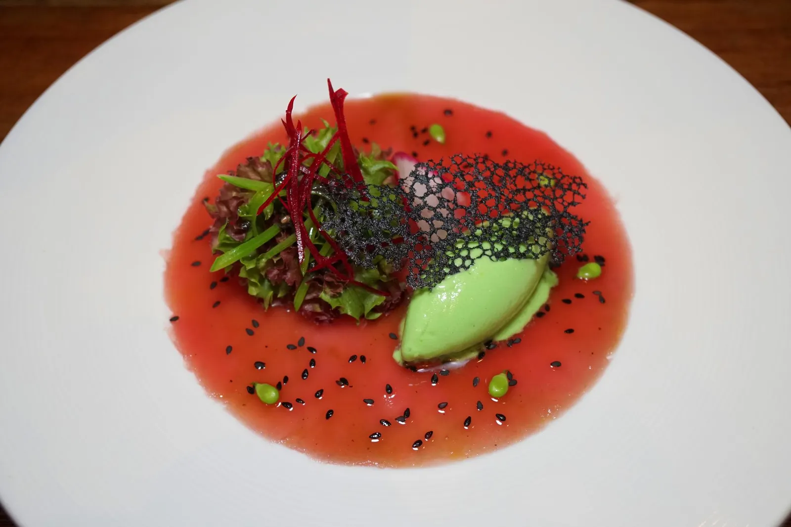 ทูน่าคาปาชิโอ้ราดซอสพอนซึเสิร์ฟพร้อมไอศกรีมวาซาบิ (359++) Signature tuna carpaccio, ponzu sauce and wasabi ice cream อีกหนึ่งเมนูซิกเนเจอร์ประจำร้านสวยคือ "คาปาชิโอ้" ปลาทูน่าสดๆที่เชฟนำมาทำเป็นคาปาชิโอ้เสิร์ฟมาแบบเย็น ด้านบนราดด้วยงาดำและซอสพอนซึให้รสออกเปรี้ยวหวาน ทานกับผักสลัดช่วยเพิ่มความกรอบ ตัดรสด้วยไอศกรีมวาซาบิที่ทางร้านทำเองมีกลิ่นหอมแซมด้วยรสเผ็ดเพียงเบาๆ ถือเป็นจานเรียกน้ำย่อยที่ให้ความสดชื่นกับคนทานได้อย่างดี (13/20)