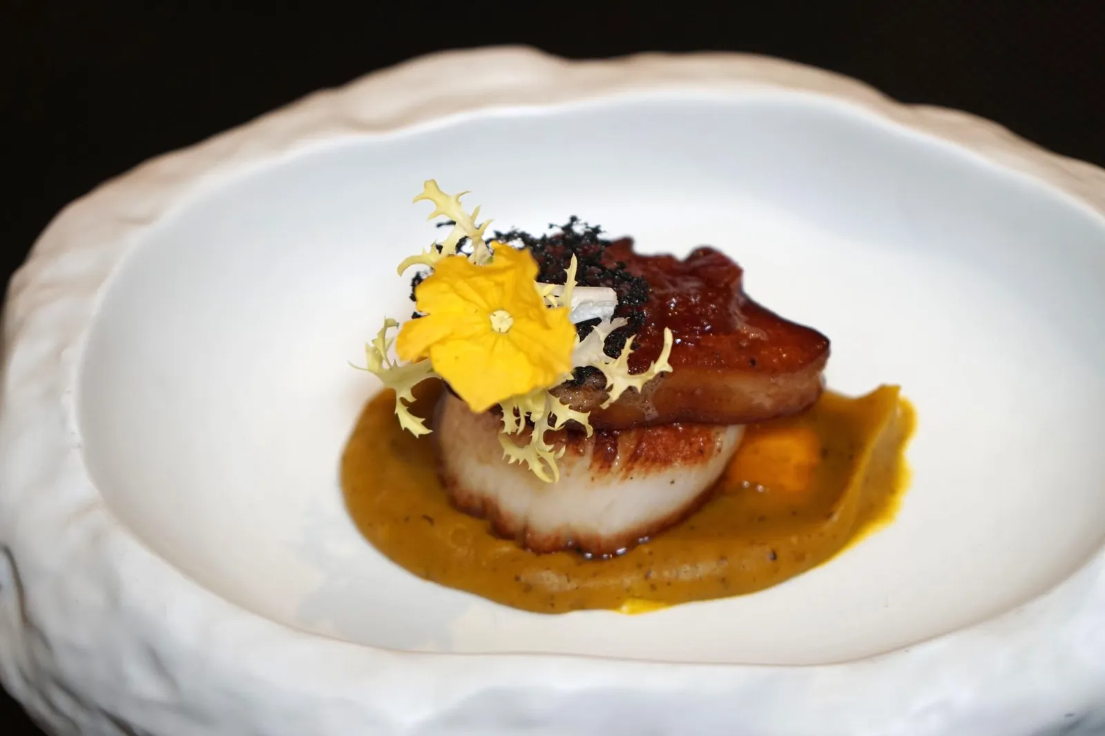 Pan fried USA scallops with Foie Gras, chilly jam and truffle pumpkin sauce มาถึง Secondi จานเเรกคือ Great scallop หรือ “หอยเชลล์ยักษ์” นำเข้าจากประเทศอเมริกา เชฟนำไปจี่บนกระทะจนสุกพอดี ด้านบนทอปด้วยฟัวกราส์ที่ผ่านการเซียมาอย่างดีเช่นกัน ด้านล่างรองด้วยฟักทองเเละเห็ดทรัฟเฟิลทำมาเป็นแมช ตัดความมันเเละครีมด้วยรสหวานของชิลลี่เเจมด้านบน จานนี้เเม้ว่าเนื้อหอยเชลล์จะทำมานุ่มพอดีมากๆ เเต่เราติดตรงขนาดของฟัวกราส์ที่ใส่มาค่อนข้างใหญ่ พอทานกับ mashed pumpkin ที่มีความมันเเละครีมมี่เหมือนกันทำให้รู้สึกว่าตัวฟัวกราส์เเละเเมชเด่นจนกลบหอยเชลล์มากเกินไป หากลดขนาดของฟัวกราส์ลงสักนิดน่าจะทำให้จานนี้สมบูรณ์แบบมากยิ่งขึ้น (13/20)