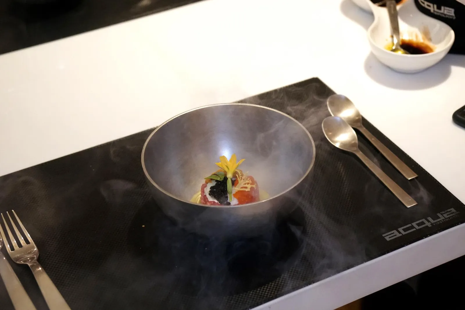 Tuna tartar on avocado mash, Hokkaido sea urchin, salmon eggs, smoked Avruga caviar and burrata cheese จากนั้นเราจะเข้าสู่จานเเรกของรายการเมนู