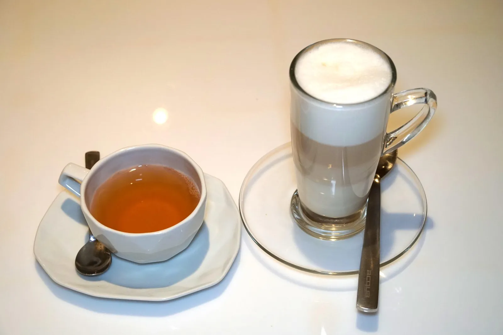 Coffee or Tea and petit four เปอตีส์โฟว์เสิร์ฟมาคู่กับกาแฟ Illy coffee หรือชาซึ่งรวมอยู่ในราคาของ Set Menu แล้ว