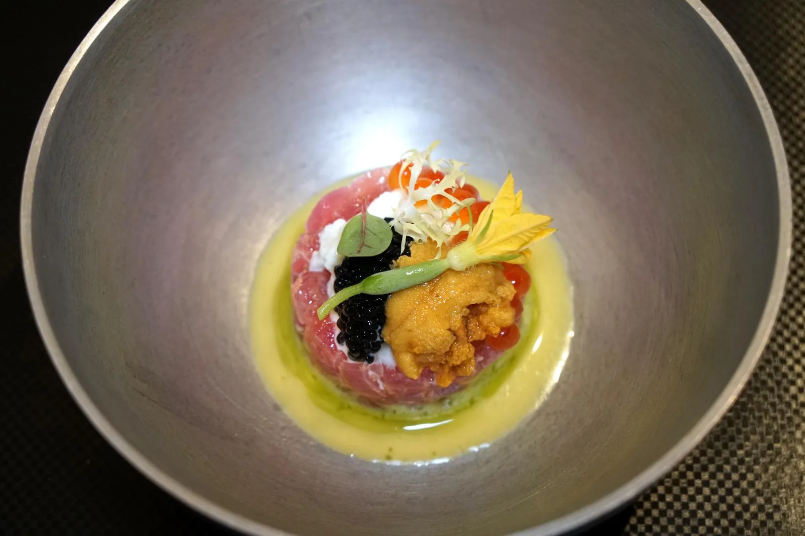 Tuna tartar on avocado mash, Hokkaido sea urchin, salmon eggs, smoked Avruga caviar and burrata cheese เมนูเเรกในคอร์สคือ "ทูน่าทาทาร์" หรือเนื้อปลาทูน่าที่ผ่านการสับจนละเอียดจนนุ่มลิ้น ซอสสีขาวชั้นถัดมาคือ Burrata cheese ส่วนเลเยอร์ชั้นบนมีองค์ประกอบของ Avruga caviar ให้รสเค็มเบาๆ ยังมีไข่ปลาแซลมอนและอูนิจาก Hokkaido อันนึงเคี้ยวเเล้วเเตกในปากอีกอันนึงครีมมี่ทำให้เกิดมิติทางเนื้อสัมผัสที่เเตกต่างกัน เเต่ไข่ปลาเเซลมอนดูจะโดดเด่นแซงองค์ประกอบอื่นๆไปสักหน่อย สีเขียวด้านล่างคือ Mashed avocado with lemon sauce เป็นอโวคาโดที่ผ่านการบดจนละเอียดและมีรสเปรี้ยวนิดๆของเลมอนทำหน้าที่เป็นตัวเชื่อมเเต่ละองค์ประกอบเข้าด้วยกัน (14/20)