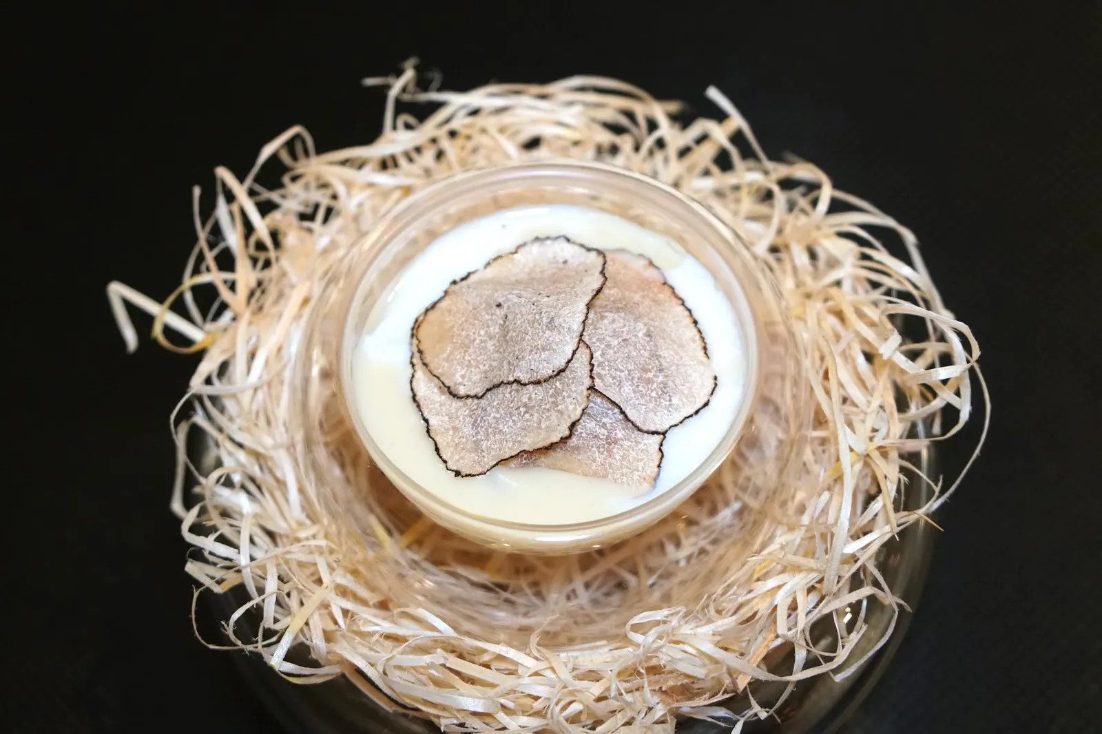 55 minutes slow cooked egg on a Parmesan cheese fondue, fresh black truffle and crispy pancetta powder ตามมาติดๆด้วย Signature Dish จานถัดมาเป็น “ไข่” ที่ถูกนำไป slow cooked ในความร้อนต่ำๆนานถึง 55 นาทีจนมีลักษณะกึ่งสุกกึ่งดิบ (คล้ายกับไข่ลวกเเต่มีความสุกที่สม่ำเสมอกันมากกว่า) ด้านล่างเป็นฟองดูของพาเมซานชีส ทอปด้านบนด้วย Italian Summer Black Truffle และผงเเพนเชตต้ากรอบด้านบน เชฟเสิร์ฟมาในหญ้าแห้งดูคล้ายรัง น่าทานมากๆ (16/20)