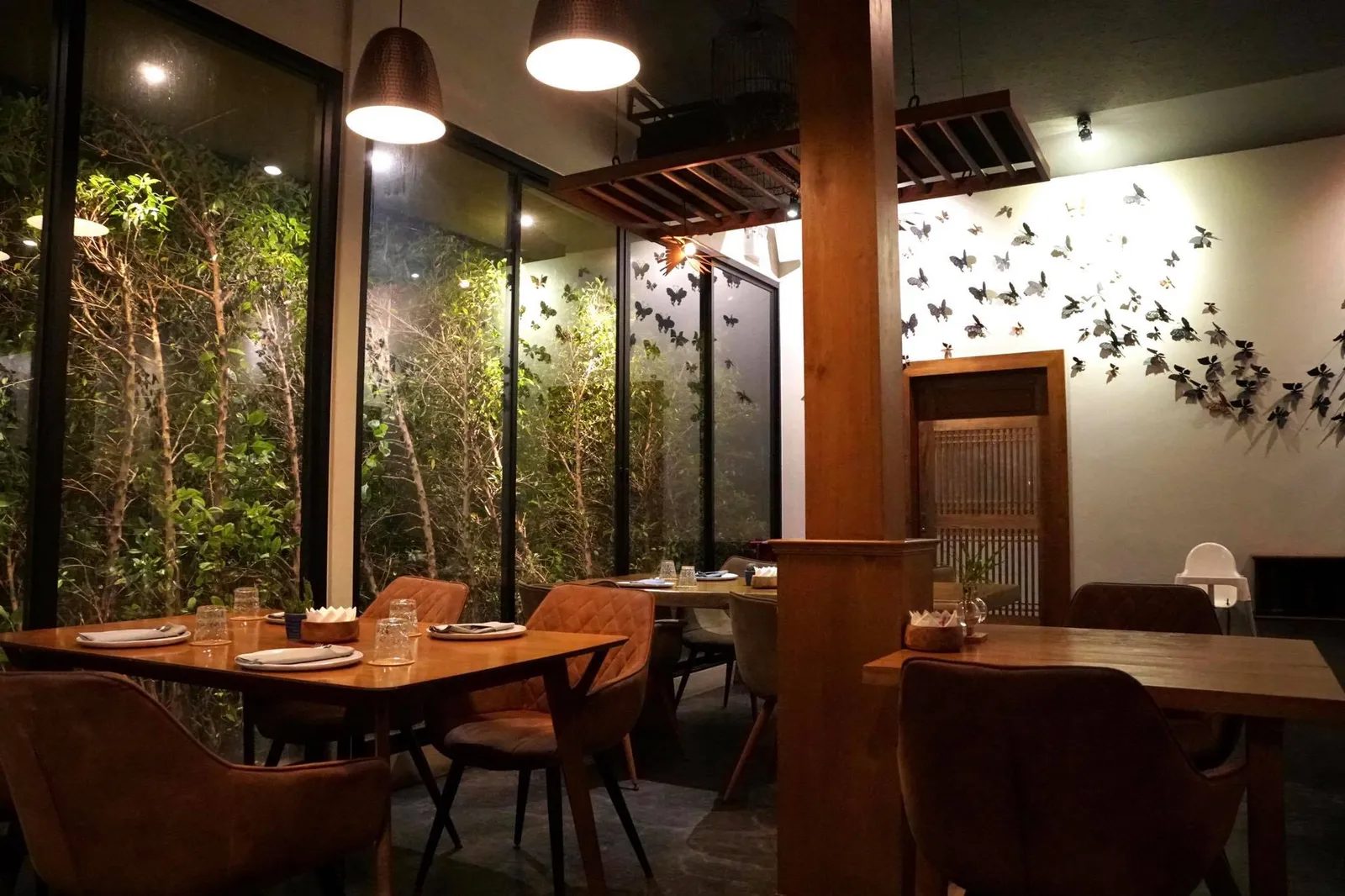 ทางร้านนำเสนออาหารไทยร่วมสมัยในรูปแบบกึ่งไฟน์ไดนิ่งโดยอาศัยวัตถุดิบทั้งท้องถิ่นและนำเข้ามาประยุกต์เข้ากับเทคนิคชั้นสูงจากฝั่งยุโรปจนได้ออกมาเป็นอาหารไทยที่มีความ Unique ไม่เหมือนใคร