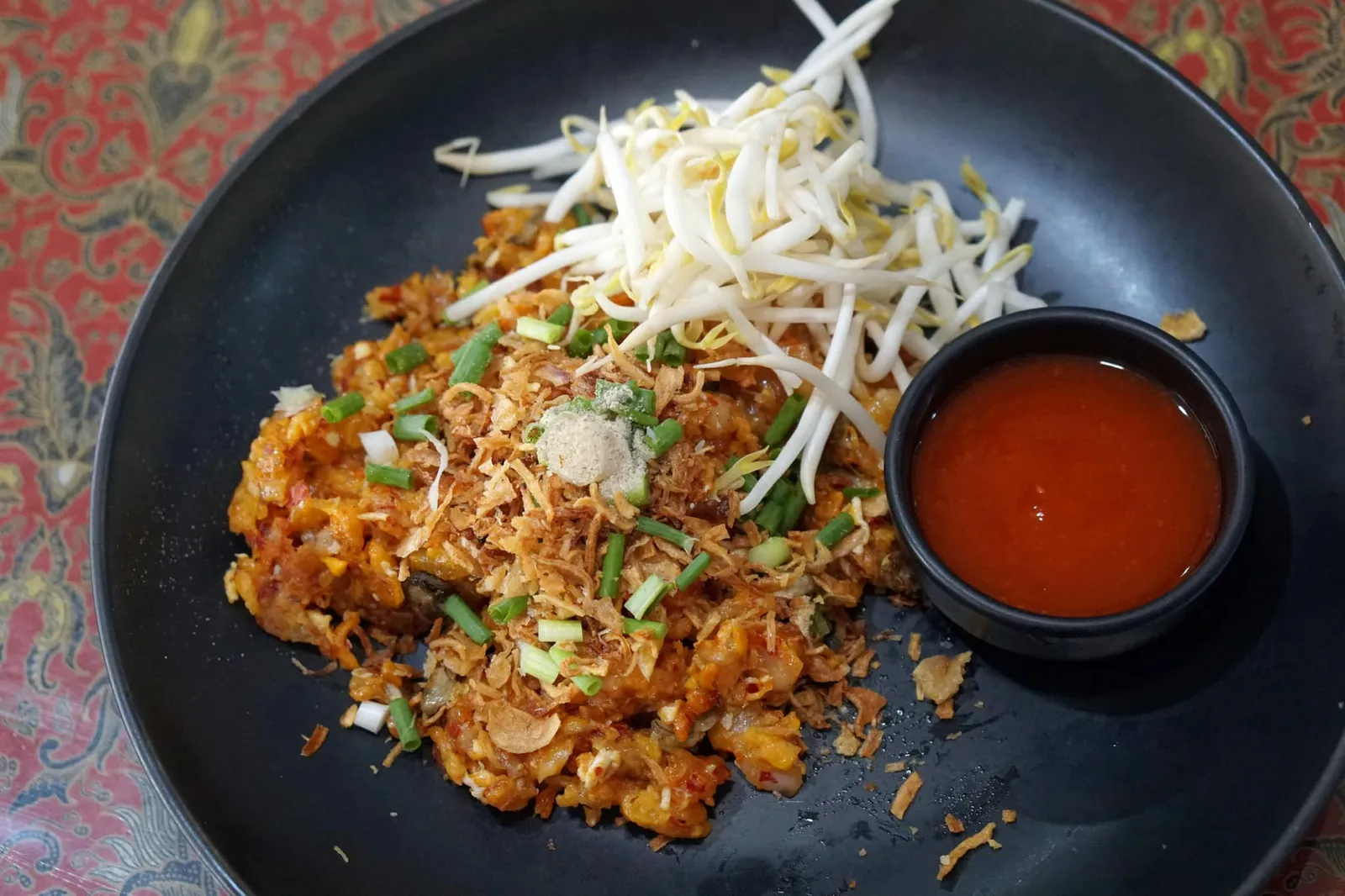 โอวต้าว (65) O-Taw : Oyster, taro, eggs โอวต้าวเป็นอาหารพื้นเมืองของคนภูเก็ตที่ได้รับอิทธิพลมาจากชาวจีนฮกเกี้ยนเช่นเดียวกับเส้นหมี่เหลือง โอวต้าวต่างจากหอยทอดเเบบกรุงเทพตรงที่การนำหอยนางรมไปผัดกับเผือกและไข่เเทนแป้ง มีเนื้อสัมผัสที่ต้องเคี้ยวมากกว่า ทานกับซอสพริกที่มีรสหวานและเผ็ดช่วยตัดความมันออกได้ดี (12/20)