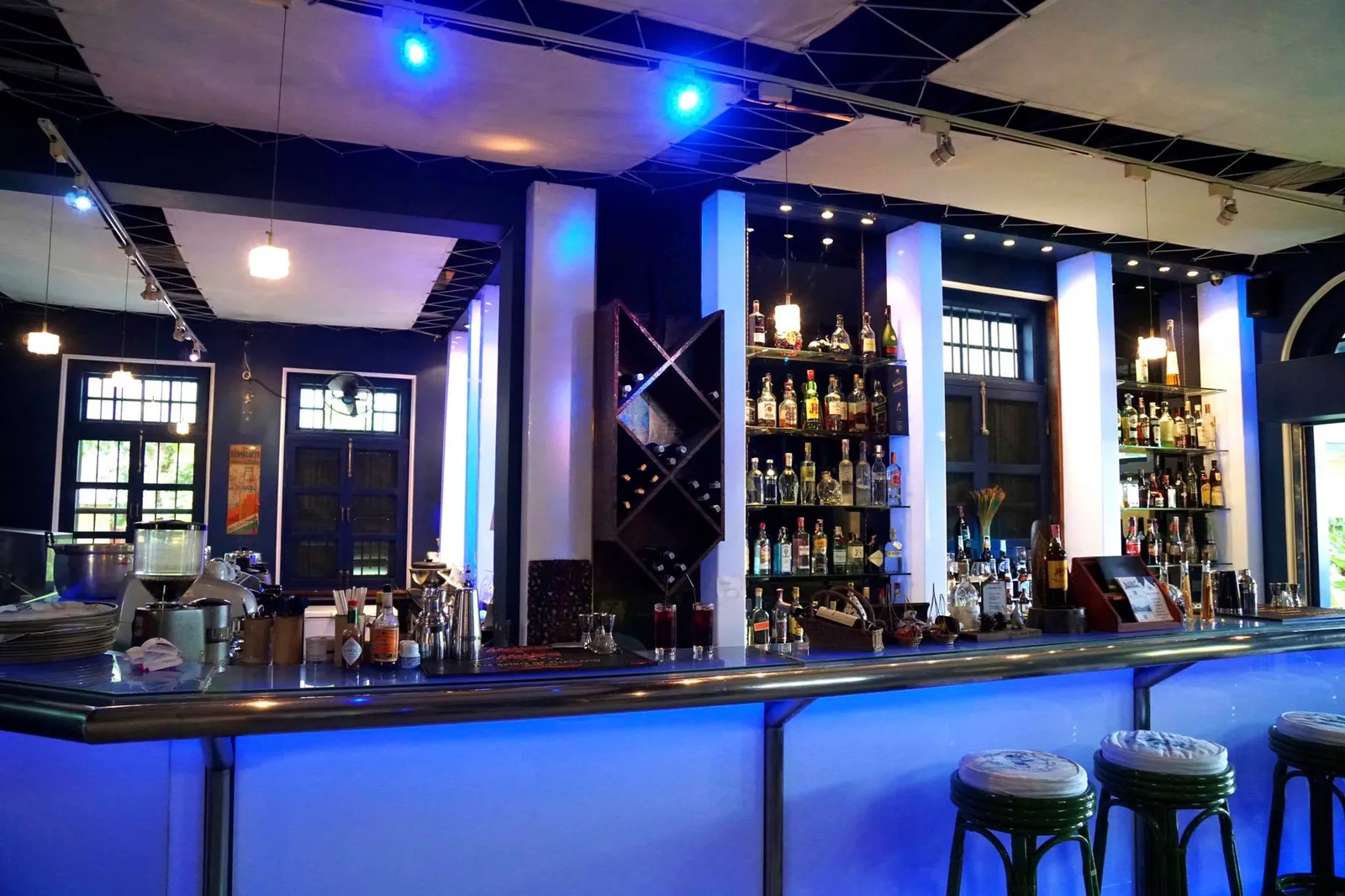 ฝั่งหน้าร้านเป็นส่วนของ Blue Bar มีหน้าที่ชงเครื่องดื่มต้อนรับแขกและลูกค้าที่นั่งทานอาหารในร้าน