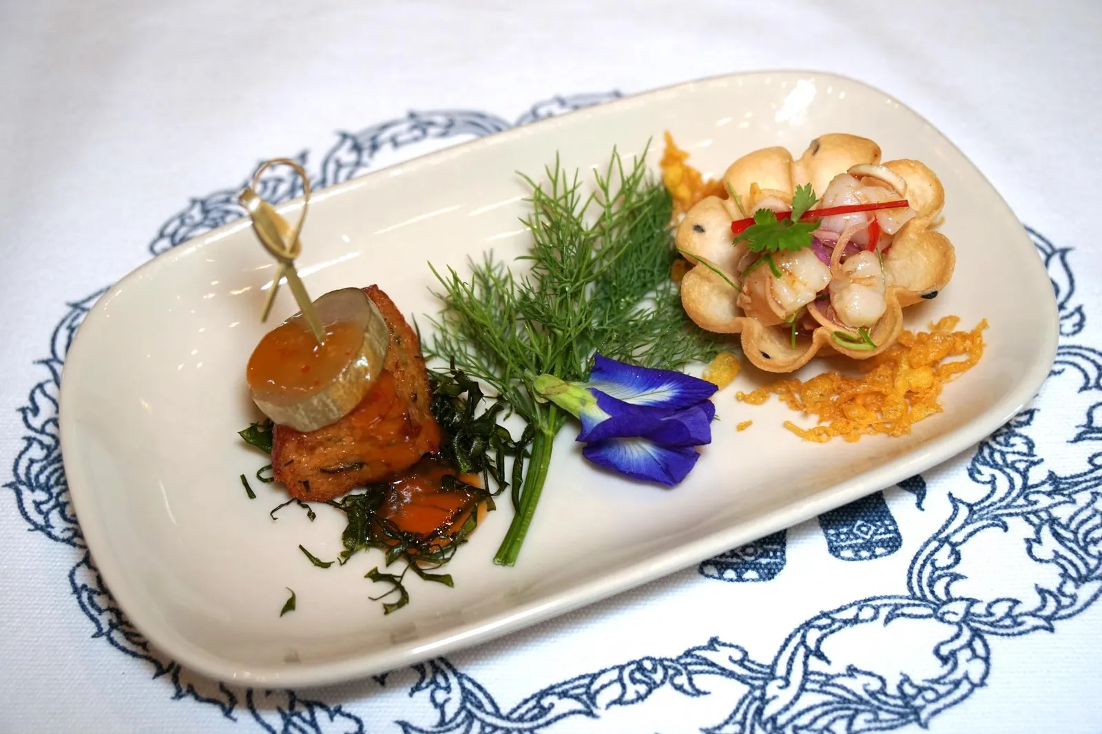 พล่ากุ้งกระทงทองและลูกชิ้นปลาภูเก็ต AMUSE BOUCHE เริ่มต้นมื้ออาหารด้วยพล่ากุ้งรสชาติจัดจ้าน เต็มไปด้วยเปรี้ยวหวานเค็มเผ็ด เนื้อกุ้งนุ่ม เด้ง ใส่มาในกระทงทองกรอบๆ ช่วยกระตุ้นความอยากอาหารได้อย่างดี (14/20) ถัดมาคือลูกชิ้นปลาภูเก็ต ทานแล้วได้เนื้อสัมผัสก้ำกึ่งระหว่างลูกชิ้นเเละทอดมัน มีกลิ่นหอมเครื่องแกง เนื้อเเน่นเเต่ไม่เเข็ง อร่อยมากๆ (14/20)