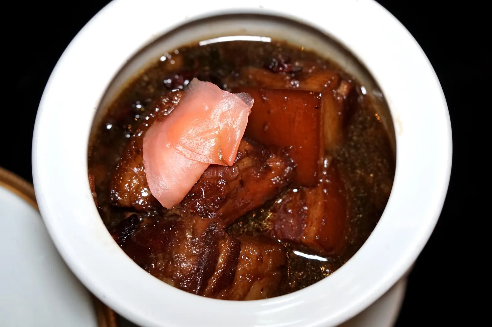 หมูฮ้อง (780++) MOO HONG Caramelized soy sauce & palm sugar - Sloane’s Prime organic pork belly - homemade organic riceberry ‘Mantou’ bun “หมูฮ้อง” ของร้าน Blue Elephant สำหรับเราถือเป็นหมูฮ้องที่อร่อยที่สุดจากที่ได้ทานมาตลอดทริปนี้ ตัวซอสซีอิ๊วว่ารสชาติหวานกลมกล่อมมากเเล้วเเต่ทีเด็ดอีกอย่างหนึ่งคือหมูสามชั้นที่เชฟเลือกใช้หมูเลี้ยงแบบปล่อยจาก Sloane’s Artisan ฟาร์มออร์แกนิคชื่อดังของคุณ Joe Sloane ร่วมกับเชฟ Bo และเชฟ Dylan จากร้าน Bo.lan นำมาตุ๋นจนนุ่ม เพียงใช้ลิ้นดันเบาๆเนื้อหมูก็เเยกออกจากกัน ชั้นไขมันหมูละลายในปากเเต่ไม่เลี่ยน น้ำซีอิ๊วมีรสหวานของน้ำตาลปี๊บกลมกล่อม ถือเป็นอีกจานที่ห้ามพลาดสำหรับใครที่มาทานสาขาภูเก็ต (แต่ที่กรุงเทพก็มีขายเหมือนกันนะ (15/20)