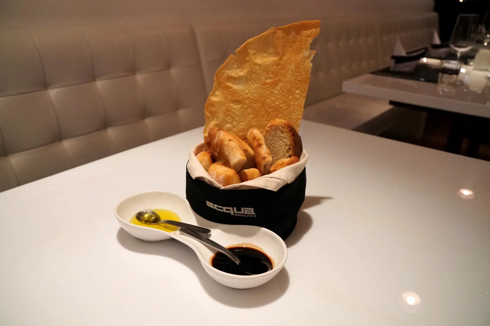 Italian Bread สำหรับขนมปังทางร้านมีให้เลือกหลากหลายชนิดมากๆทั้ง Mini Ciabatta Bread, Pane Carasau, Cafone Bread, Focaccia Pugliese with Onion Confit, Wood Fired Baked Rosemary Focaccia เสิร์ฟกับ Extravirgin Olive Oil และ Balsamic Vinegar