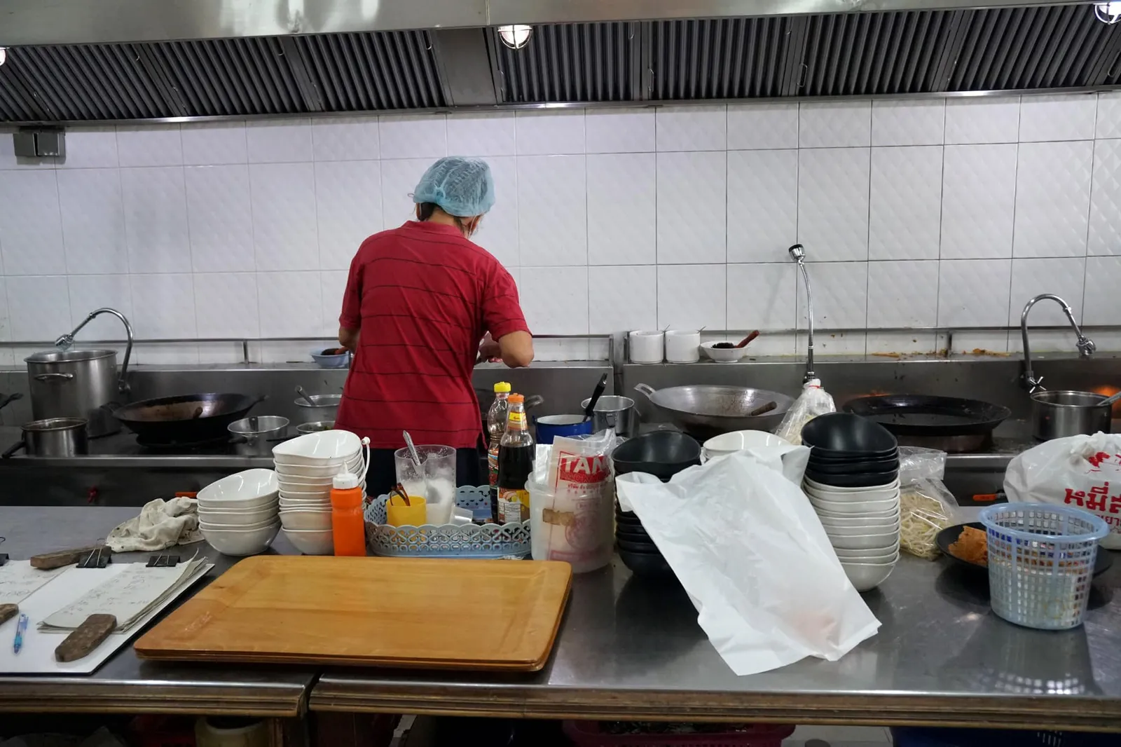 ตัวร้านตั้งอยู่ที่หมู่บ้านสะปำฝั่งทางออกจากเมืองเก่าภูเก็ต ขนาดร้านค่อนข้างใหญ่ โปร่ง ดูสะอาดตา